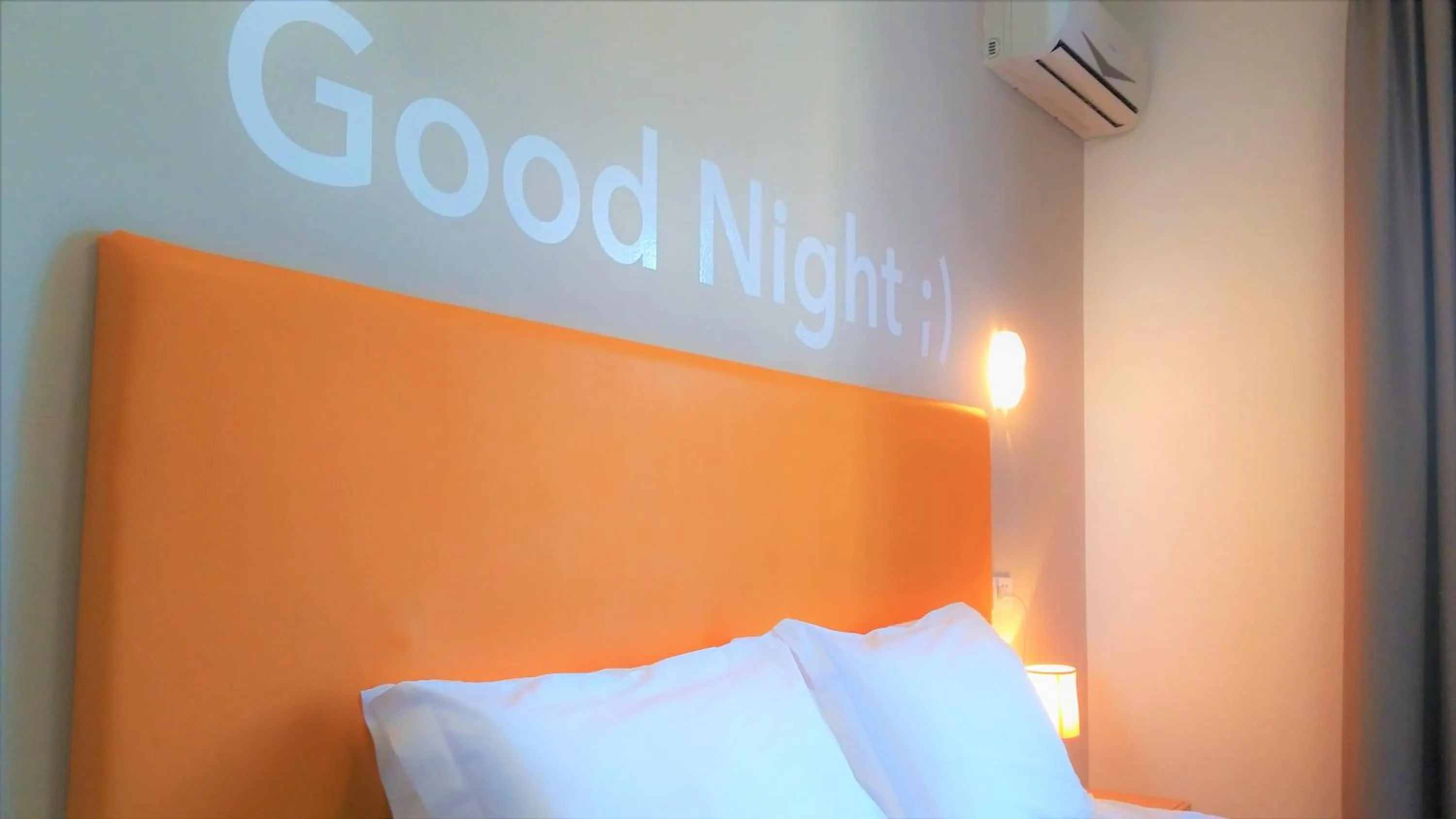 Shower, Bed in Hotel Danubio