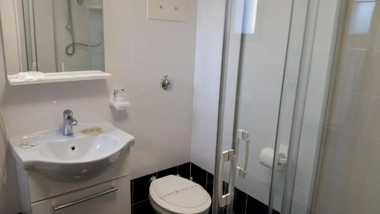 Shower in Hotel Danubio