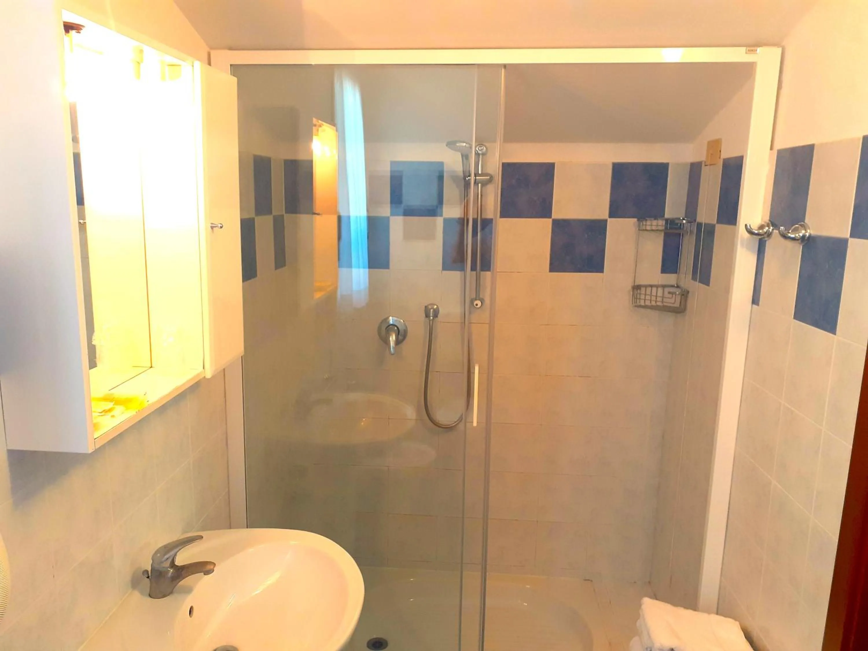 Shower in Hotel Danubio