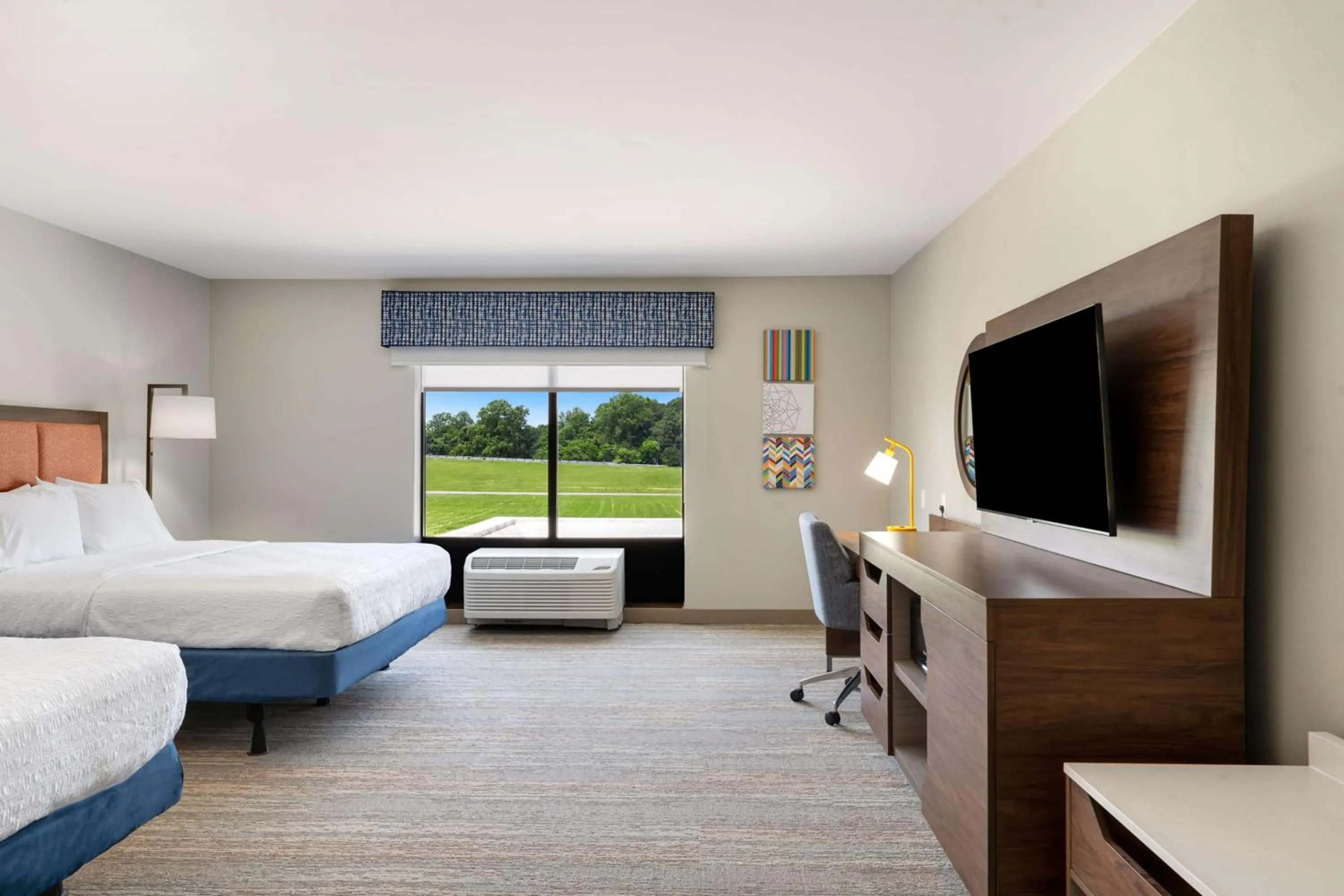 Bed in Hampton Inn Milford