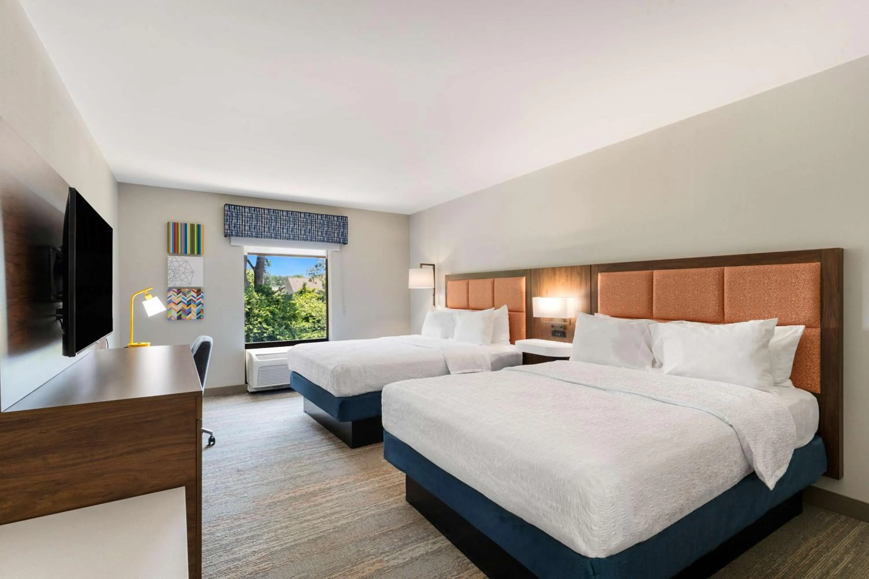 Bed in Hampton Inn Milford