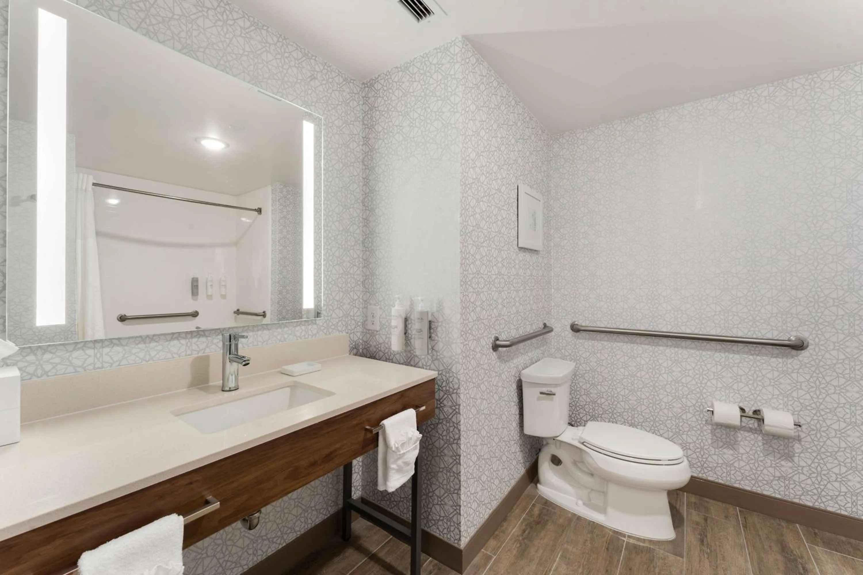 Bathroom in Hampton Inn Milford