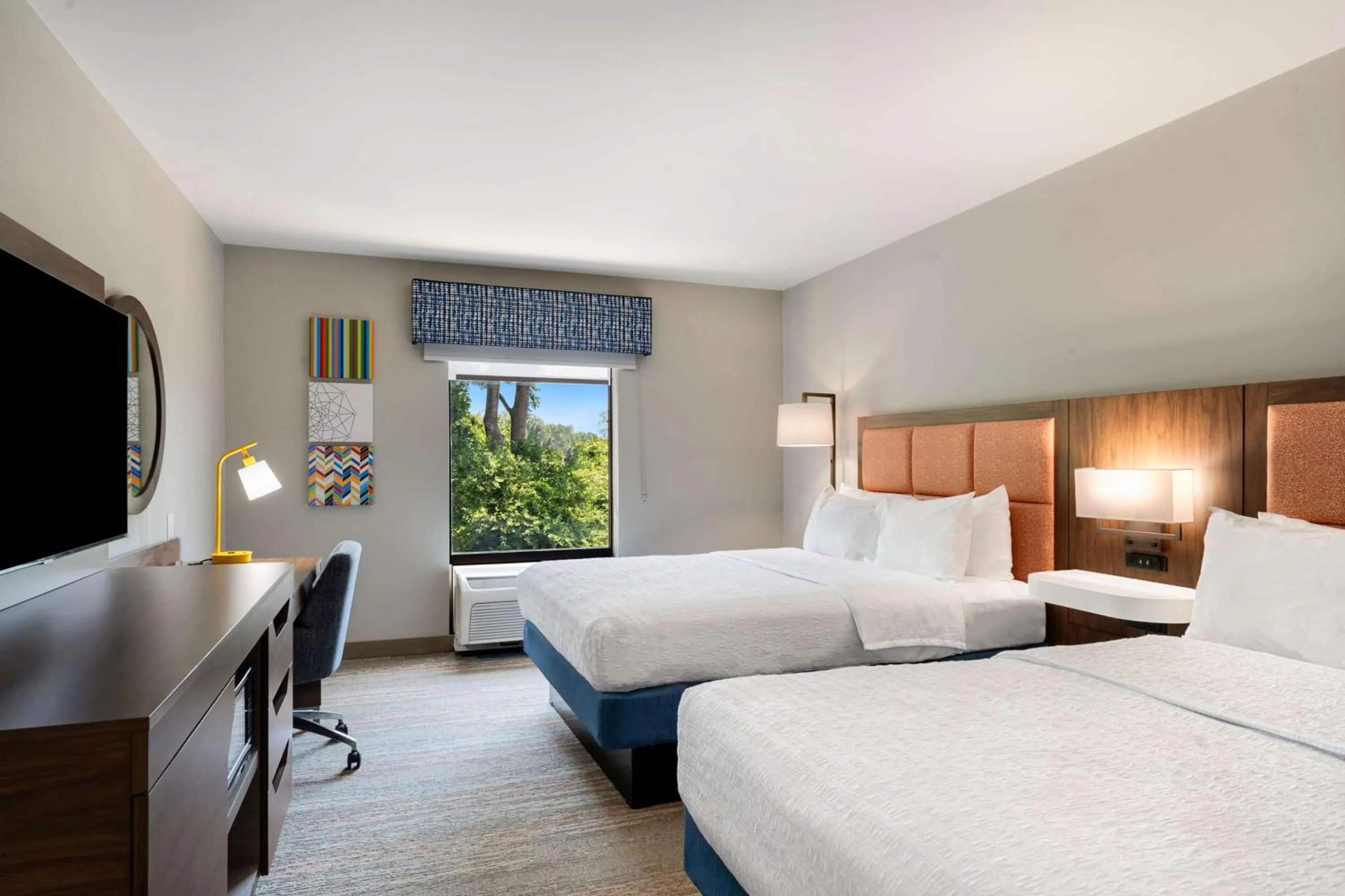 Bed in Hampton Inn Milford