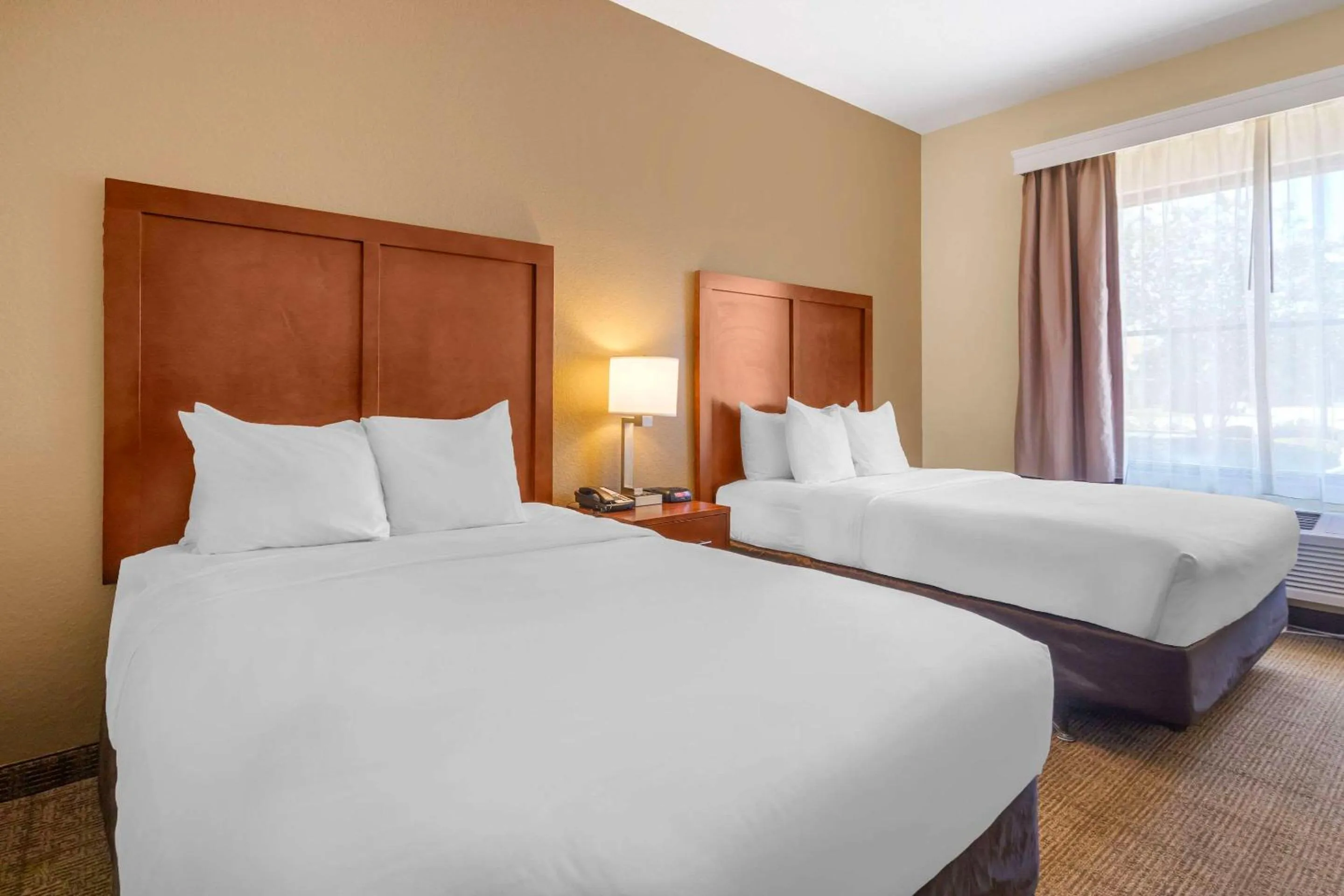 Bedroom, Bed in Comfort Inn & Suites Northeast - Gateway