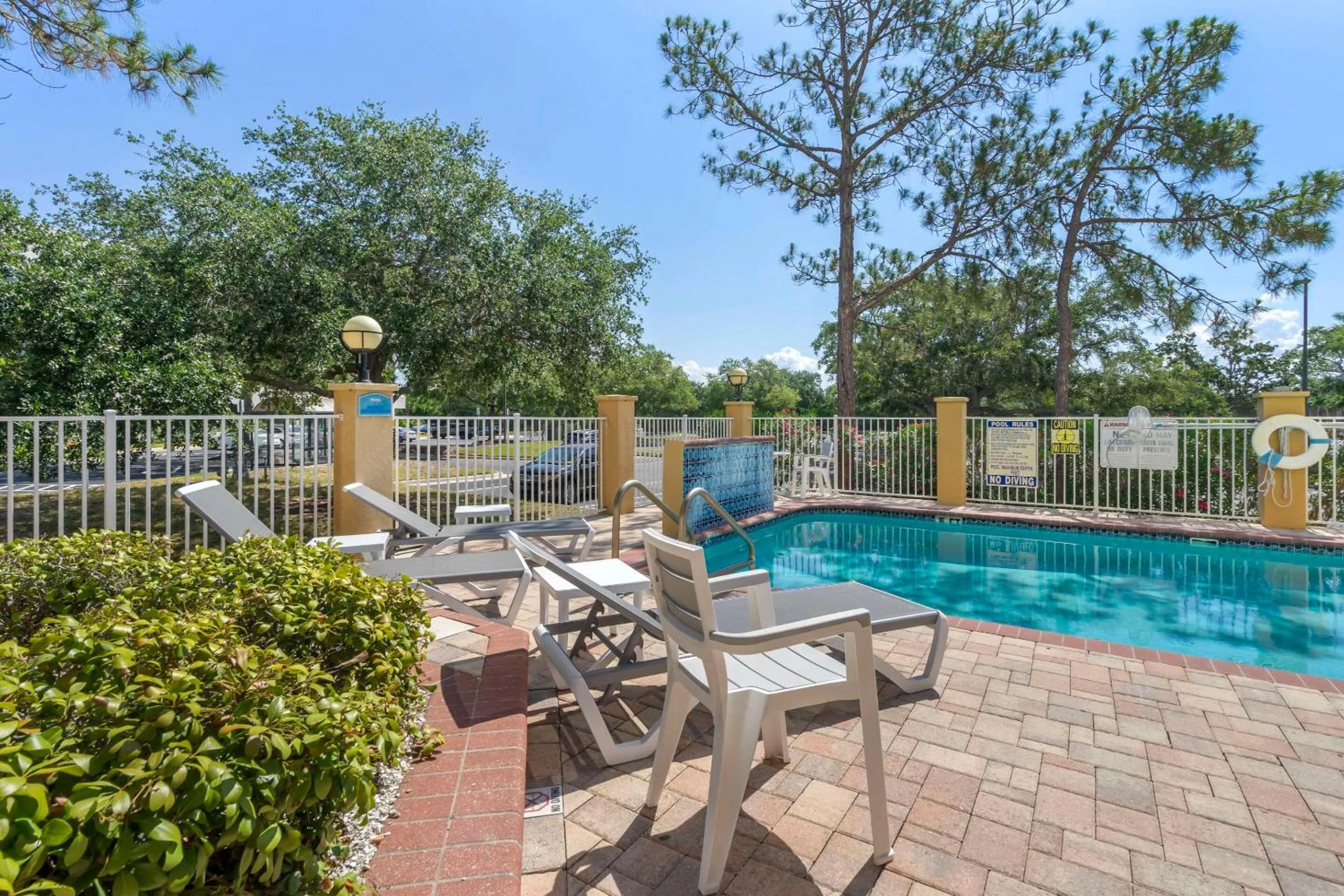 Swimming pool in Comfort Inn & Suites Northeast - Gateway