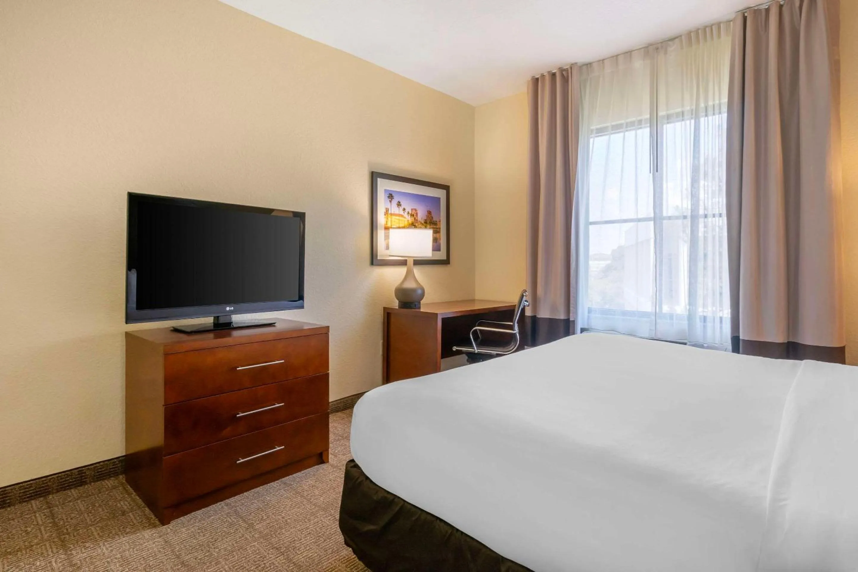 Bedroom, Bed in Comfort Inn & Suites Northeast - Gateway