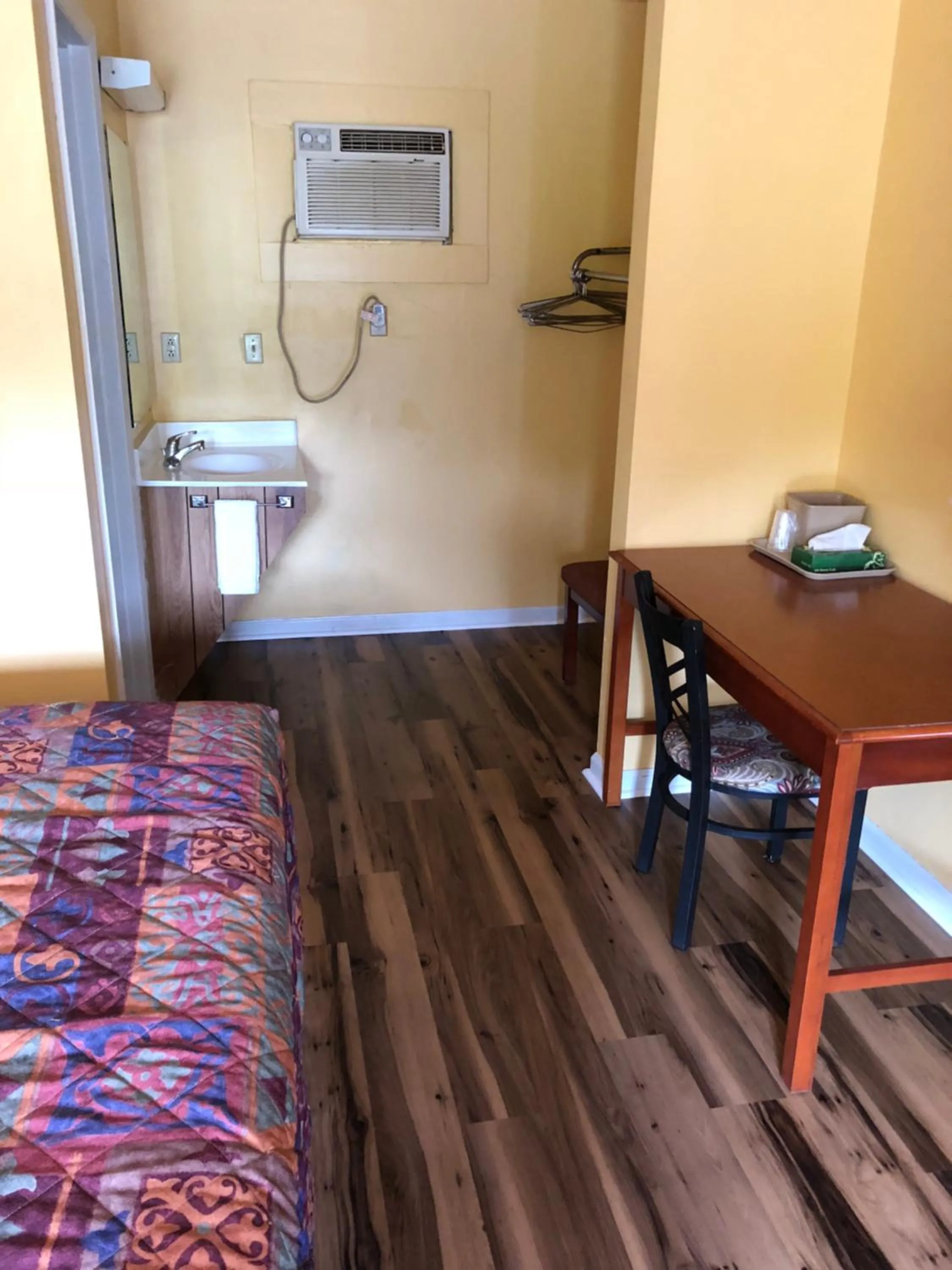 Bed in Americas Best Value Inn - Jonesville
