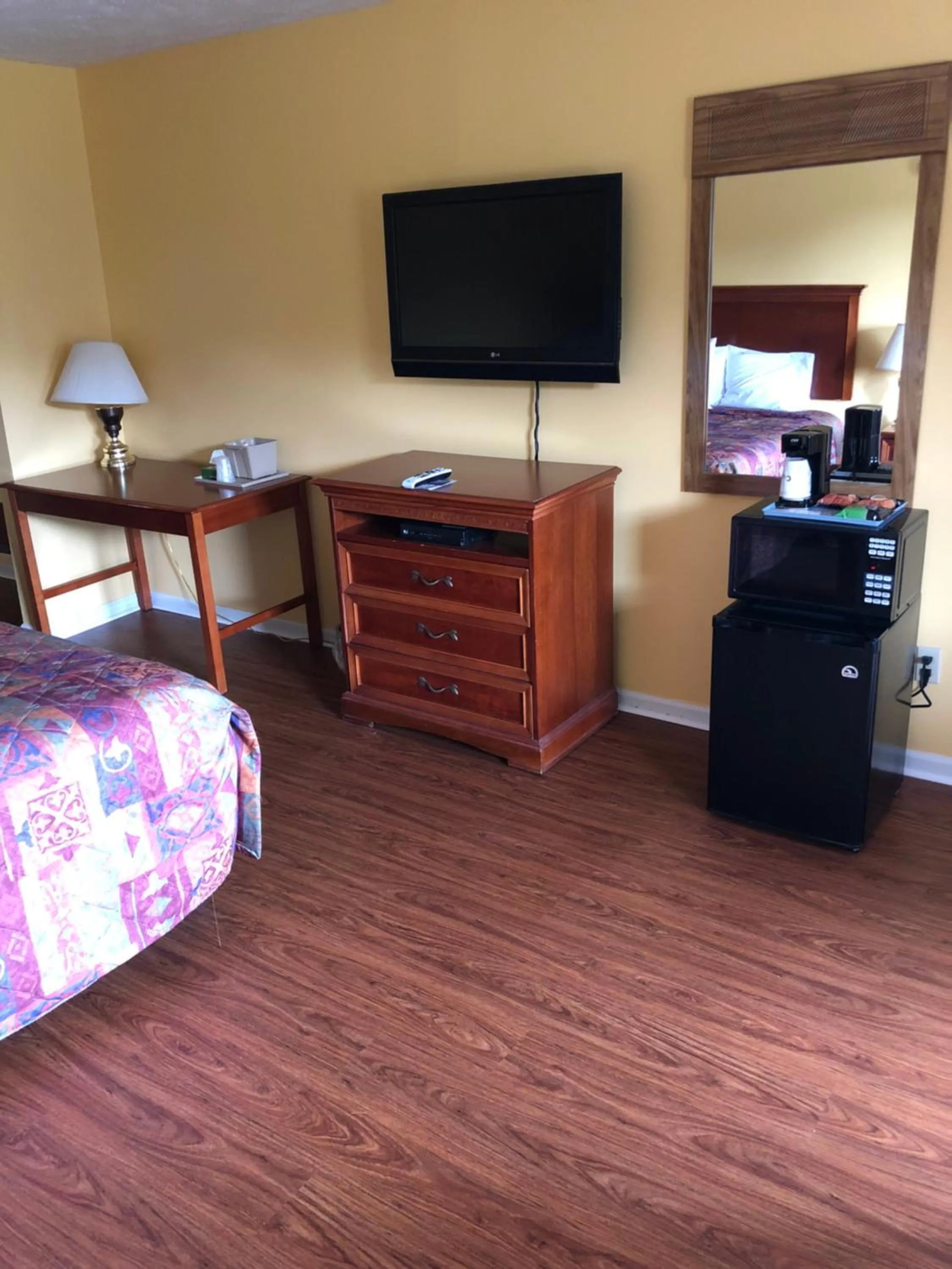 Bed in Americas Best Value Inn - Jonesville