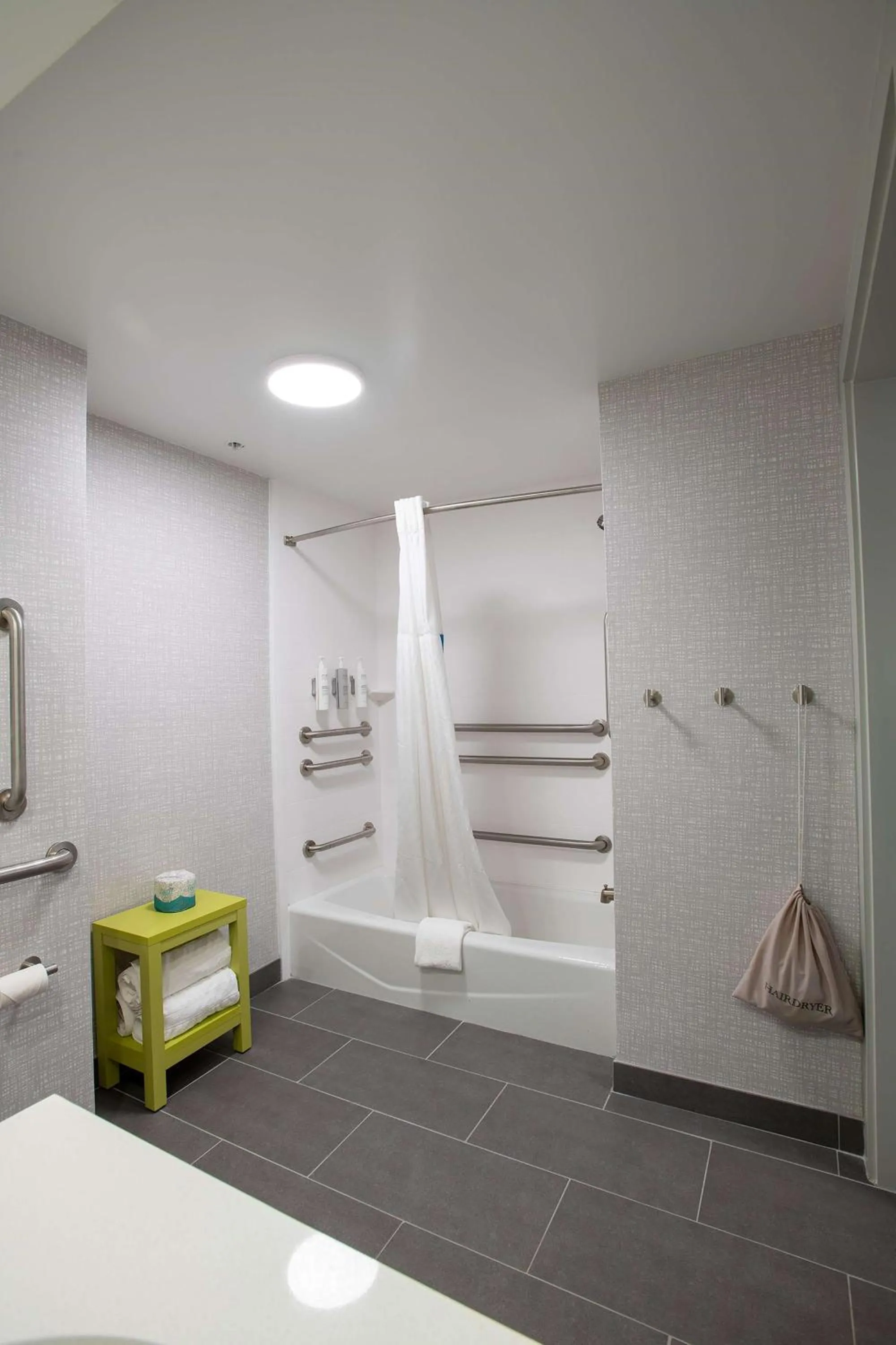 Bathroom, Bed in Hampton Inn Seaford