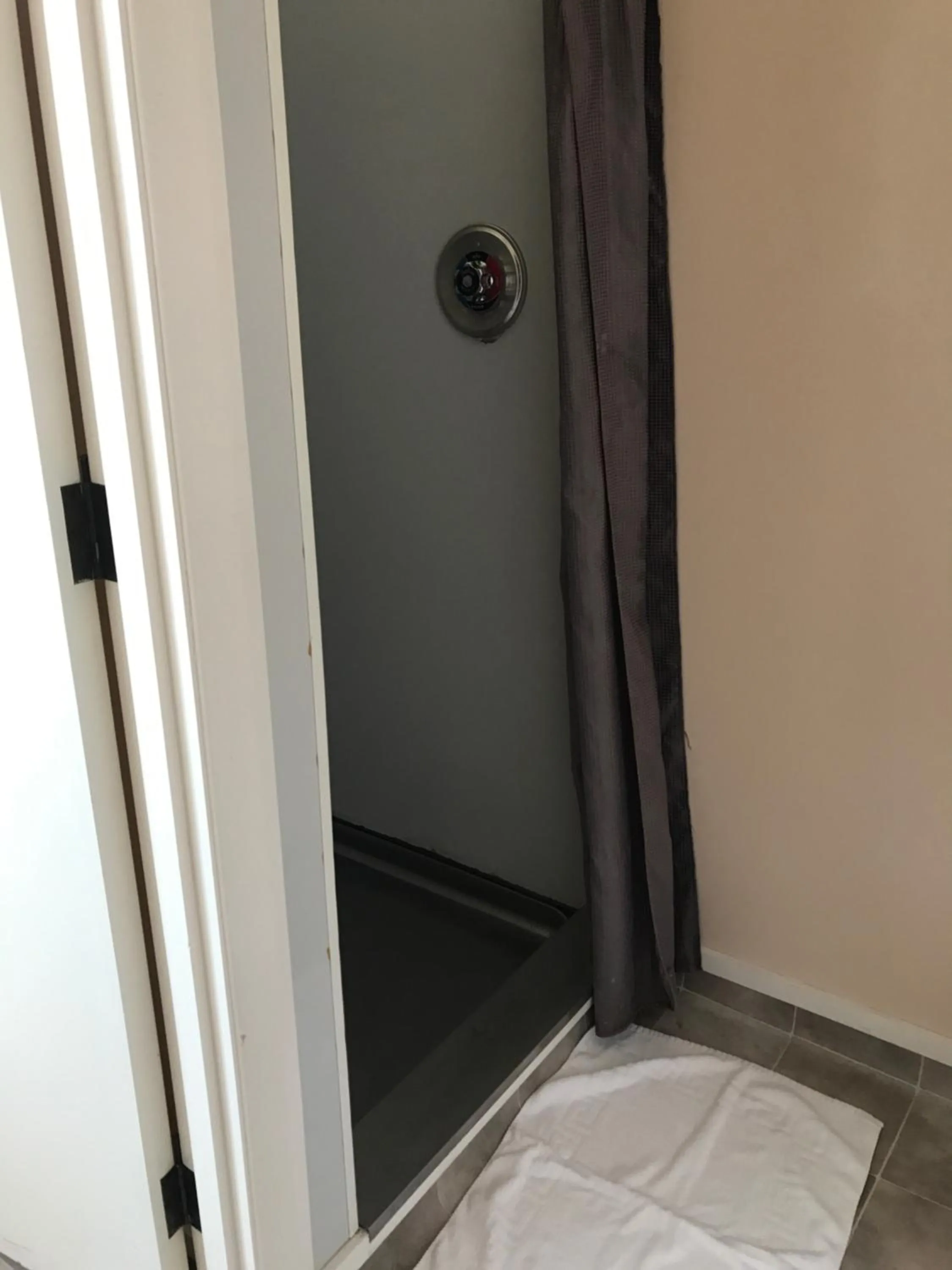 Standard Queen Room in Criterion Club Hotel