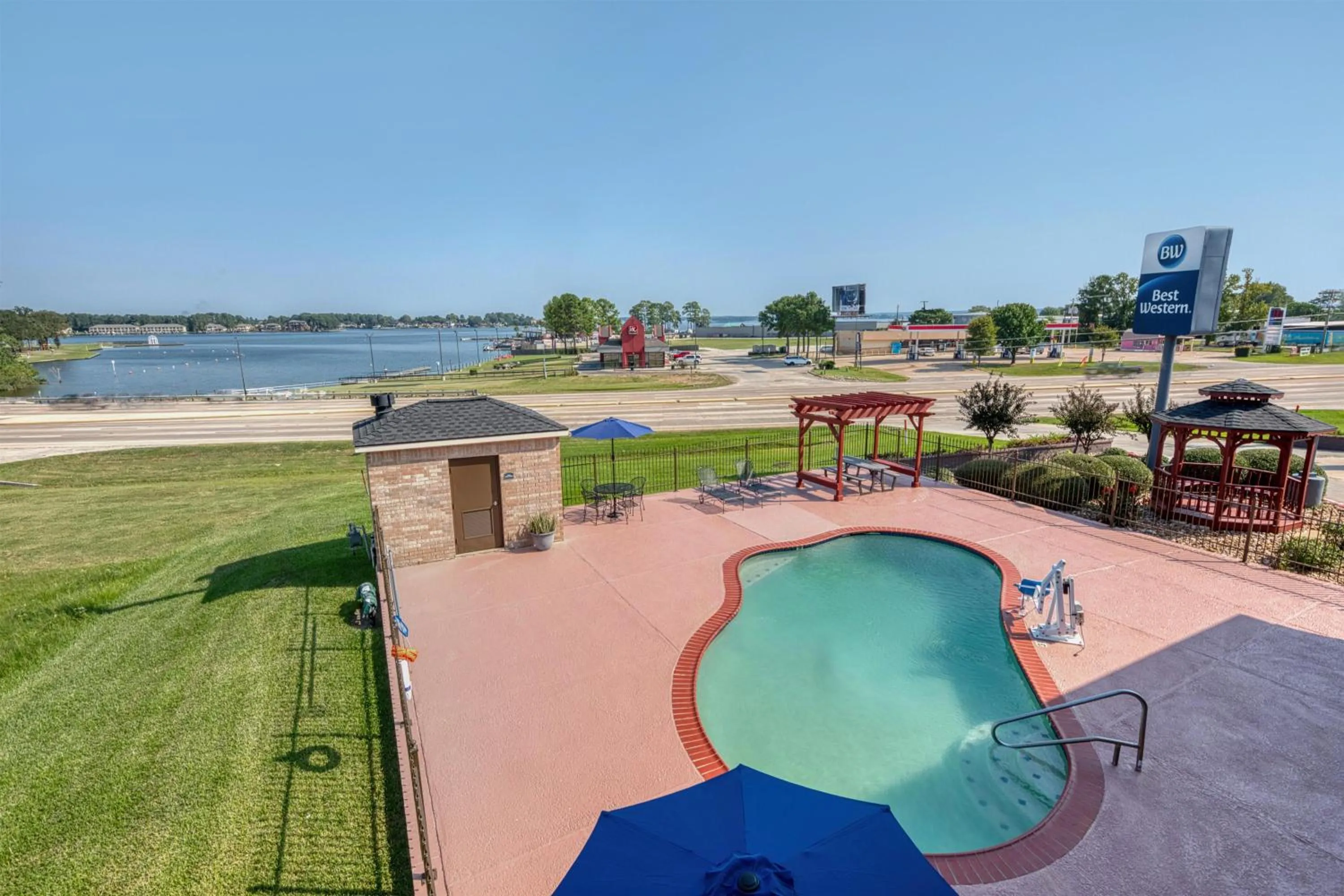Pool view in Best Western Lake Conroe Inn