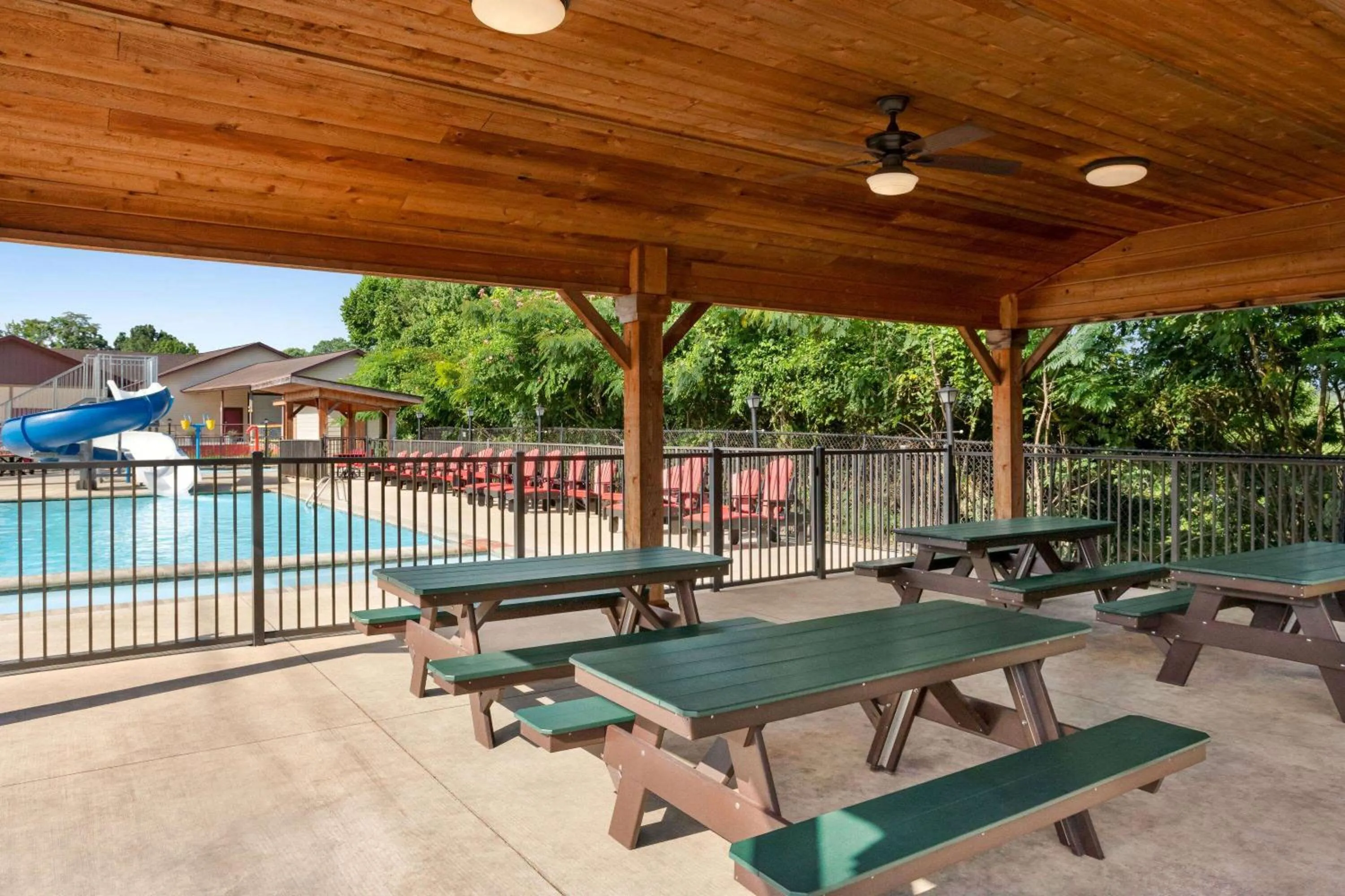 Swimming pool in Howard Johnson by Wyndham Pigeon Forge