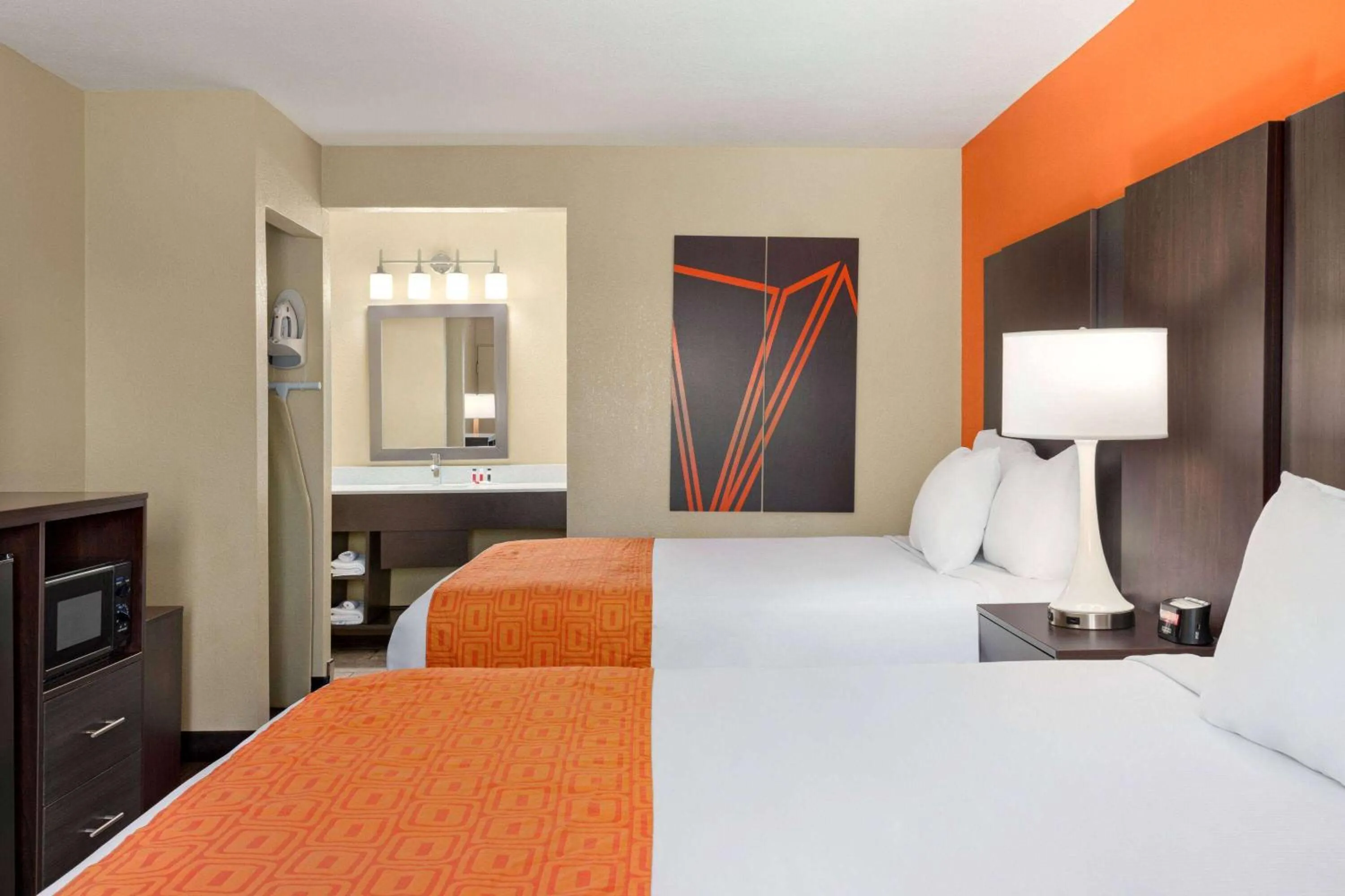 Photo of the whole room in Howard Johnson by Wyndham Pigeon Forge