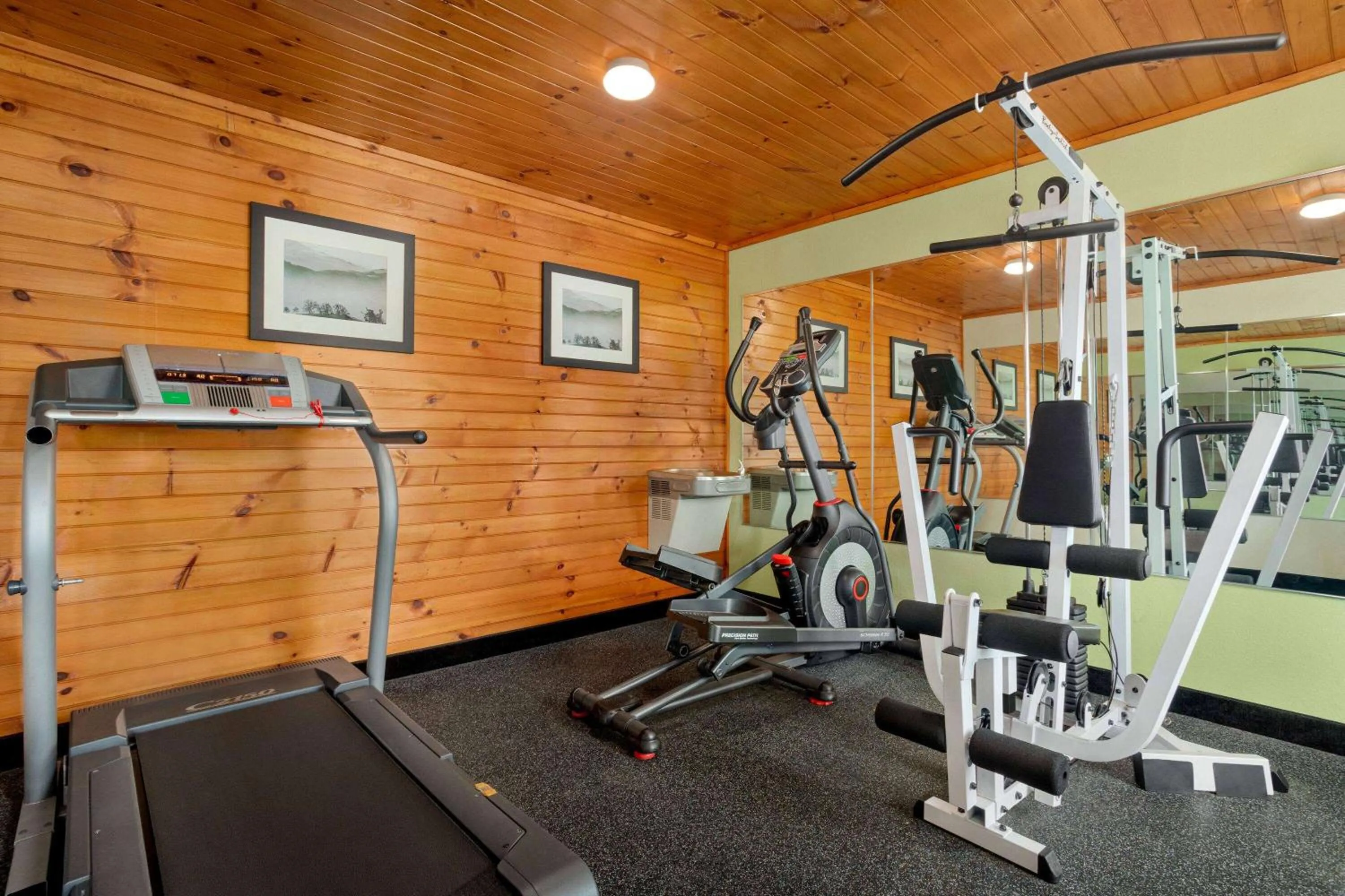 Fitness centre/facilities in Howard Johnson by Wyndham Pigeon Forge