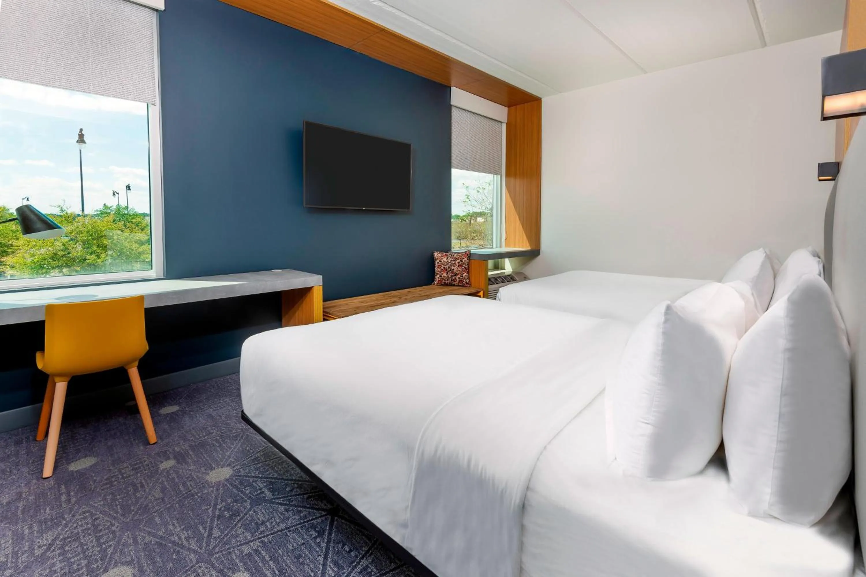 Photo of the whole room, Bed in Aloft Jacksonville Airport