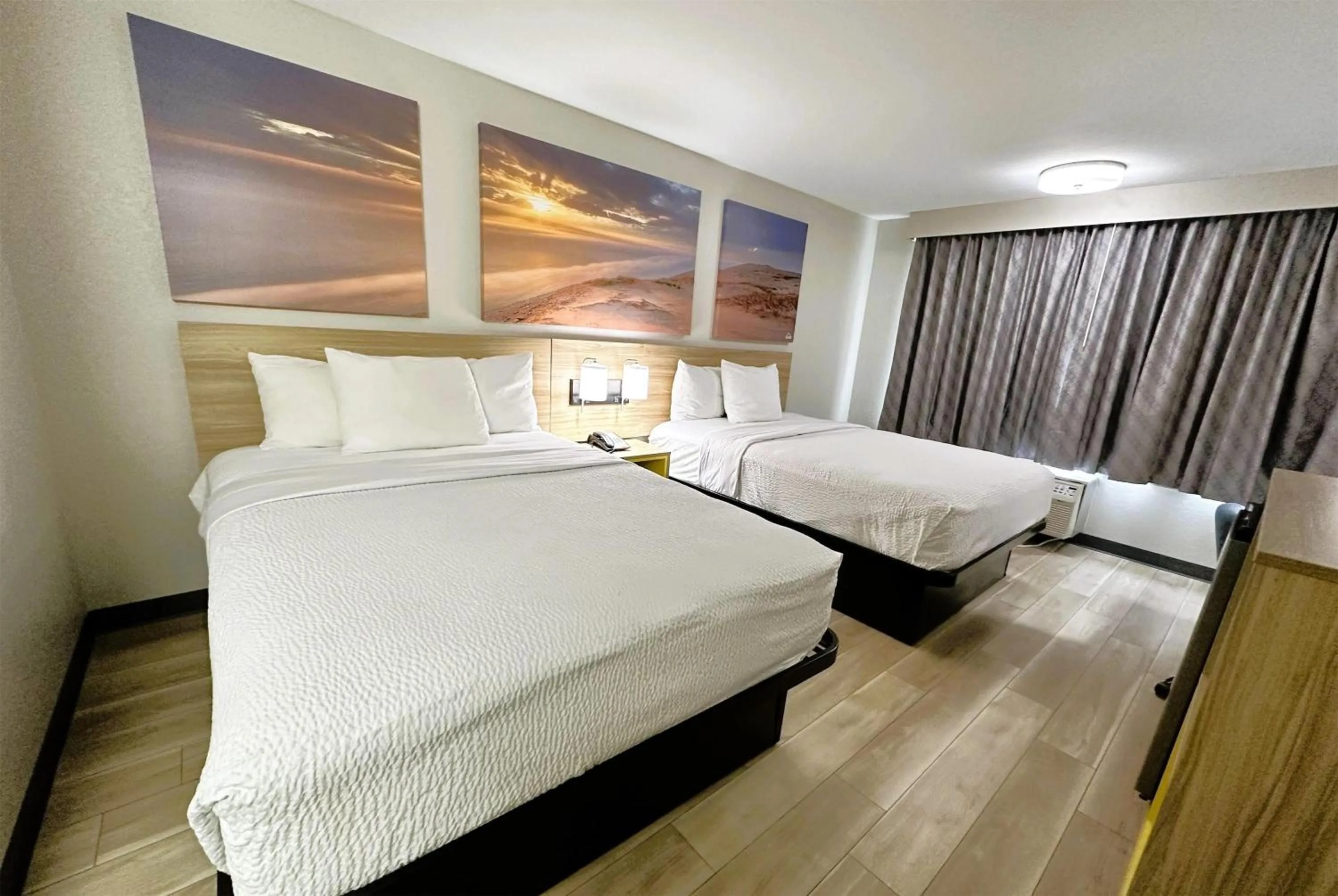 Photo of the whole room, Bed in Days Inn by Wyndham Holland