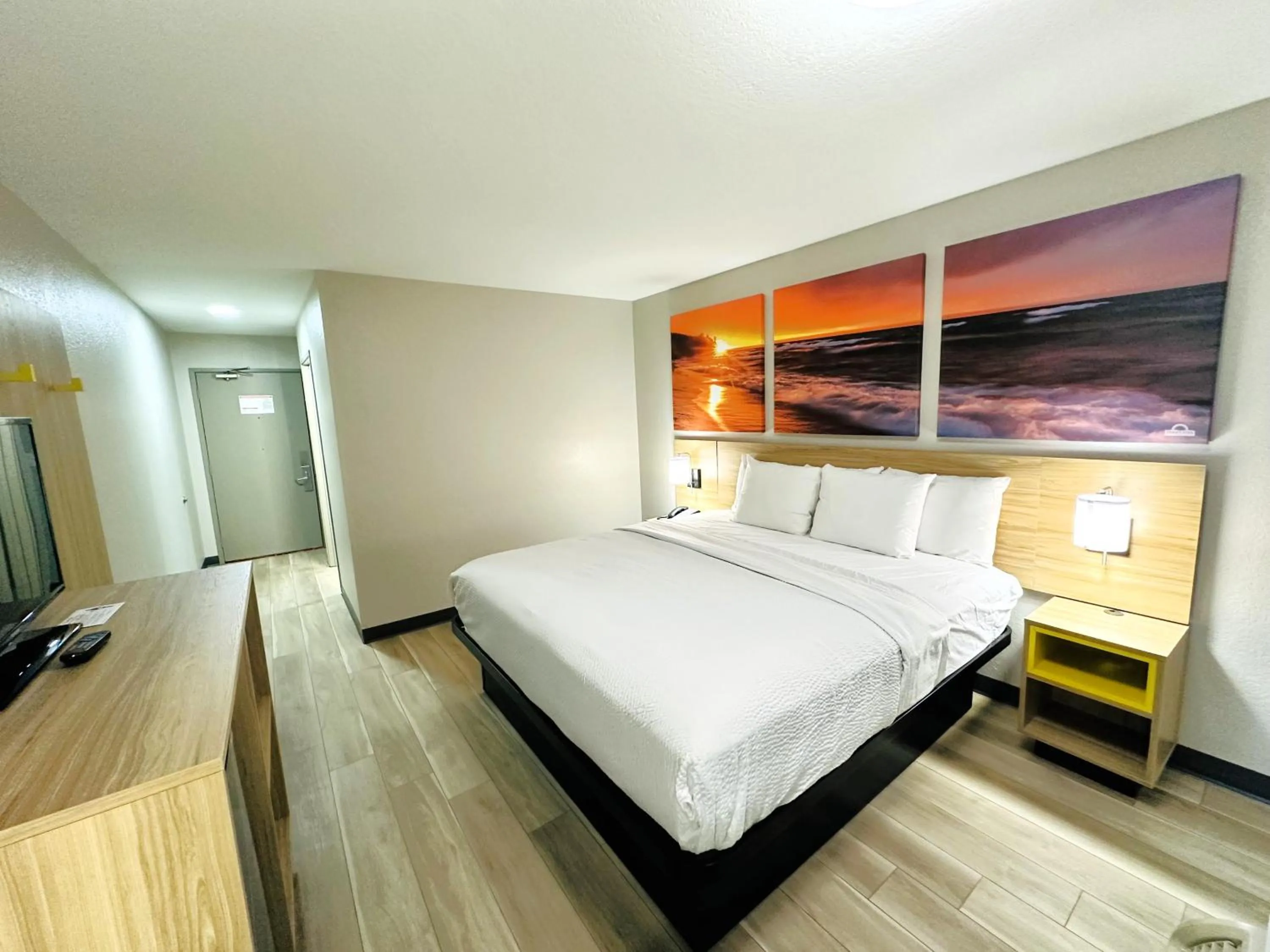 Bedroom, Bed in Days Inn by Wyndham Holland