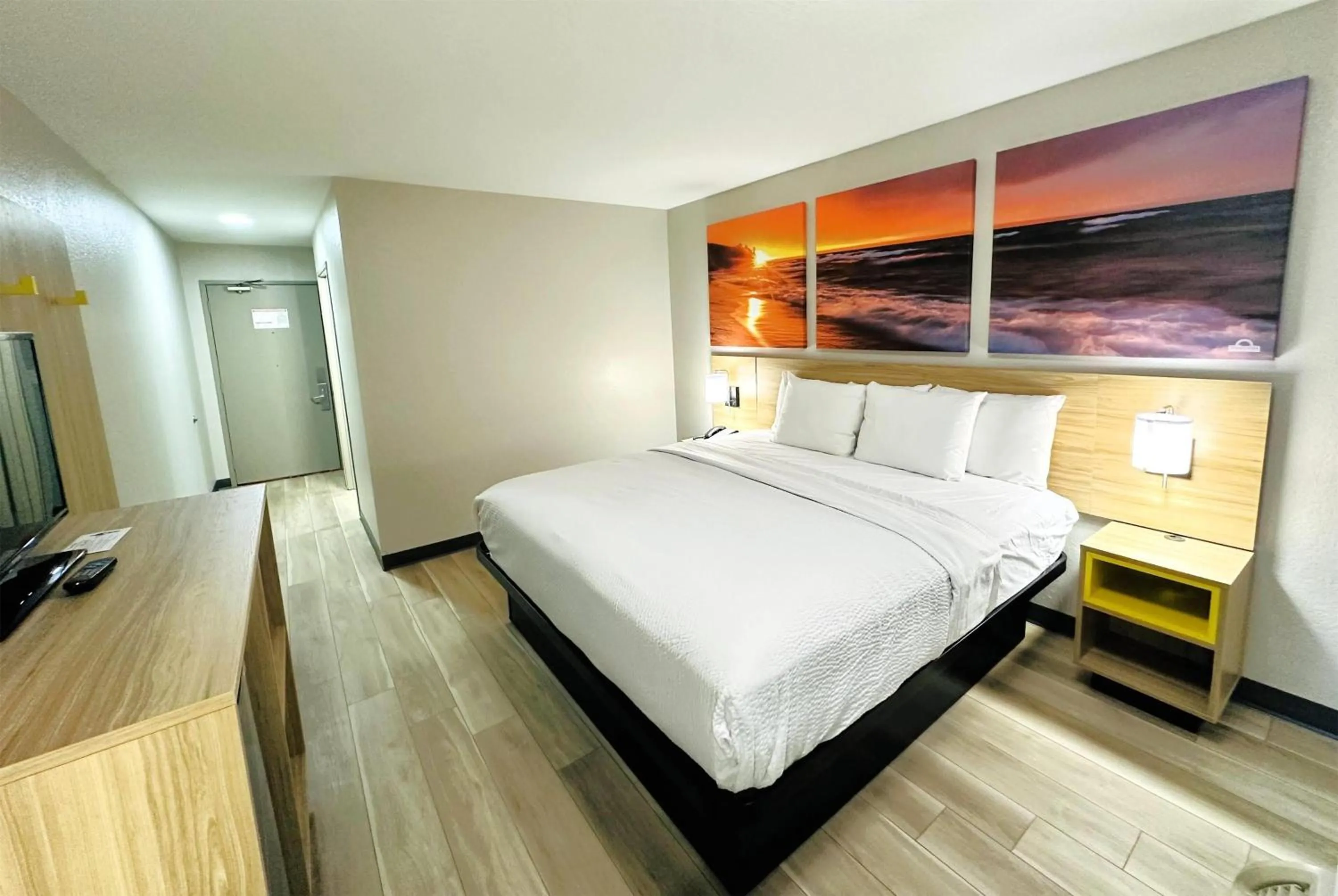 Photo of the whole room, Bed in Days Inn by Wyndham Holland