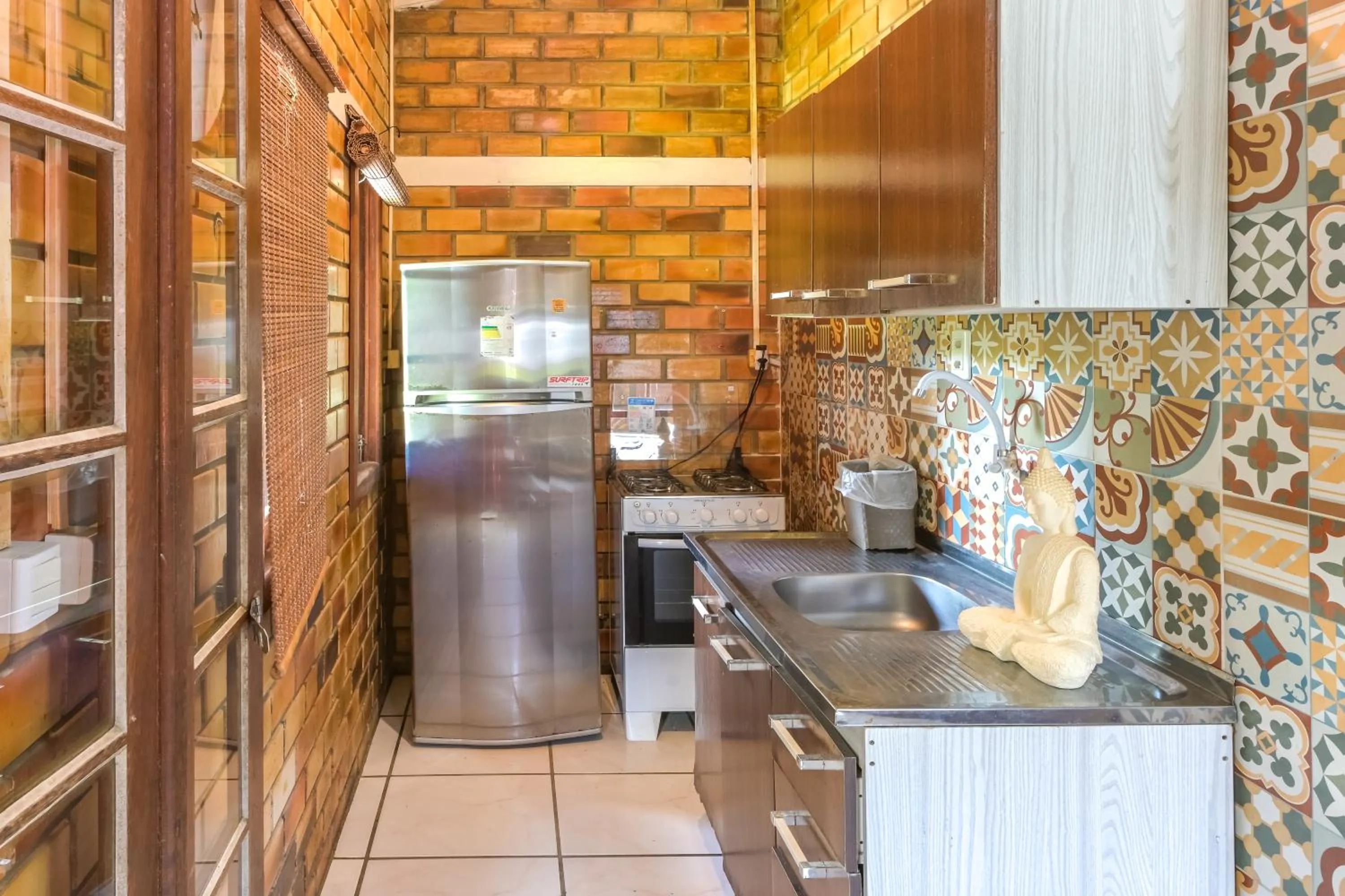 Communal kitchen in Hotel Praia Do Rosa