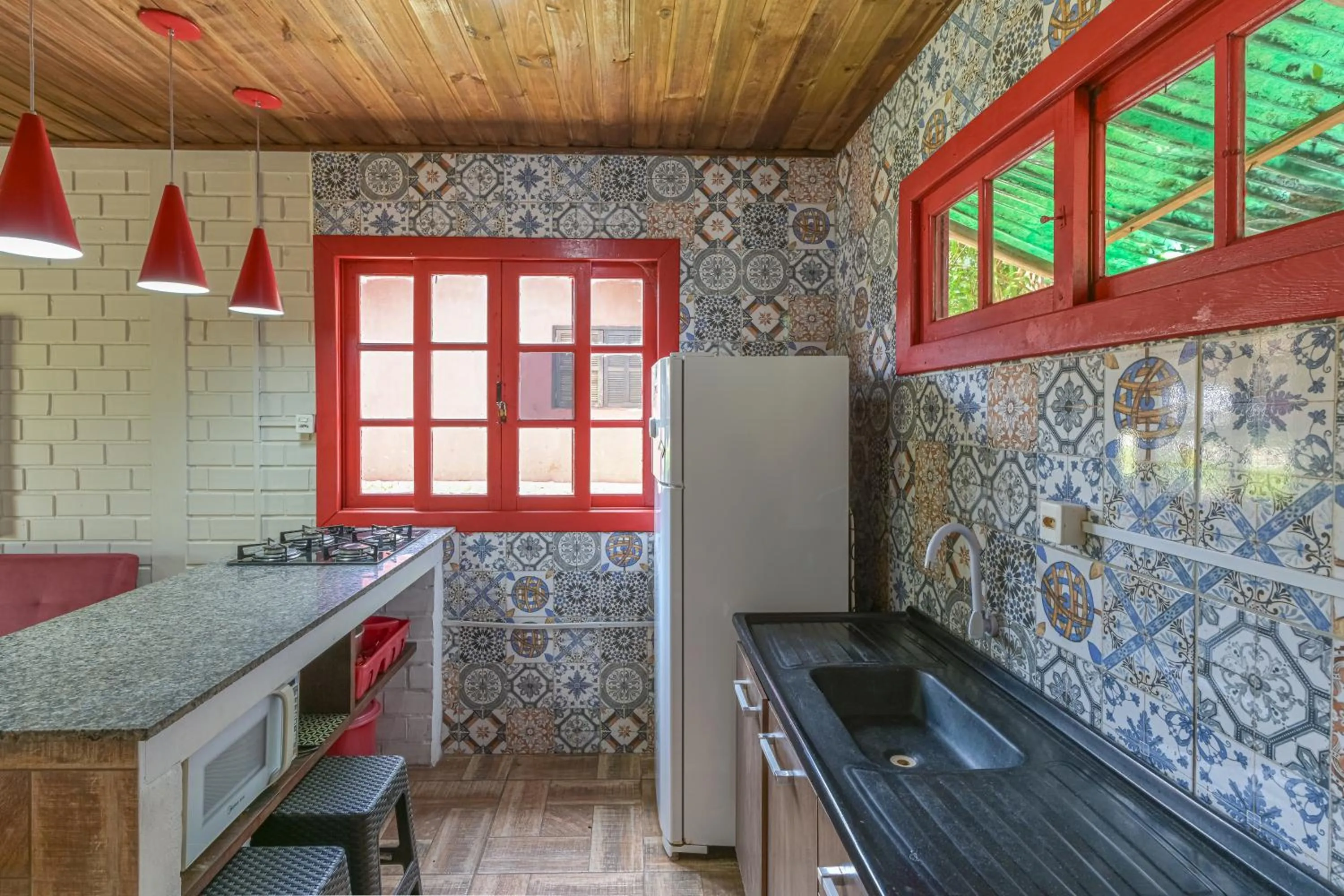 Communal kitchen in Hotel Praia Do Rosa