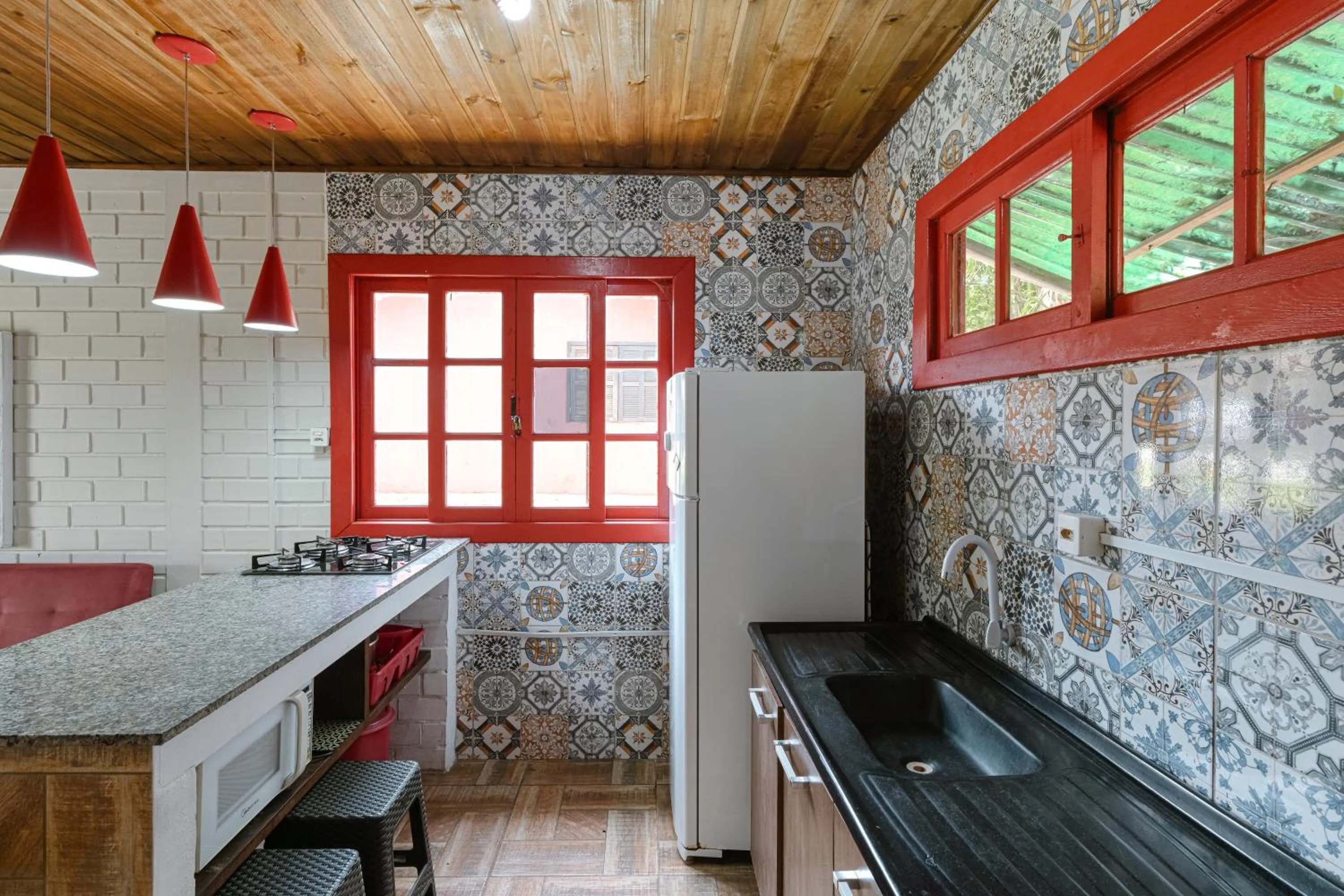 Communal kitchen in Hotel Praia Do Rosa