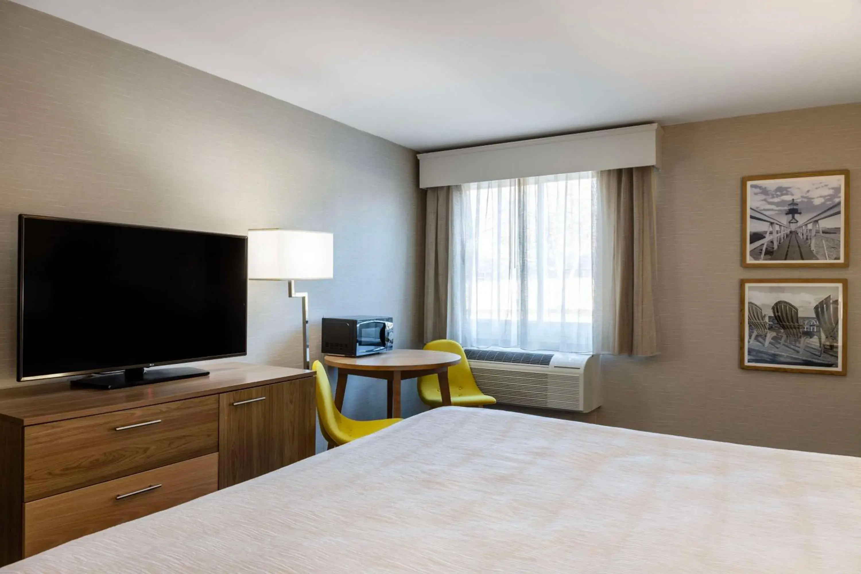 King Room with One King Bed - Non-Smoking in Aiden by Best Western Cape Cod - West Yarmouth King Room with One King Bed - Non-Smoking in Aiden by Best Western Cape Cod - West Yarmouth