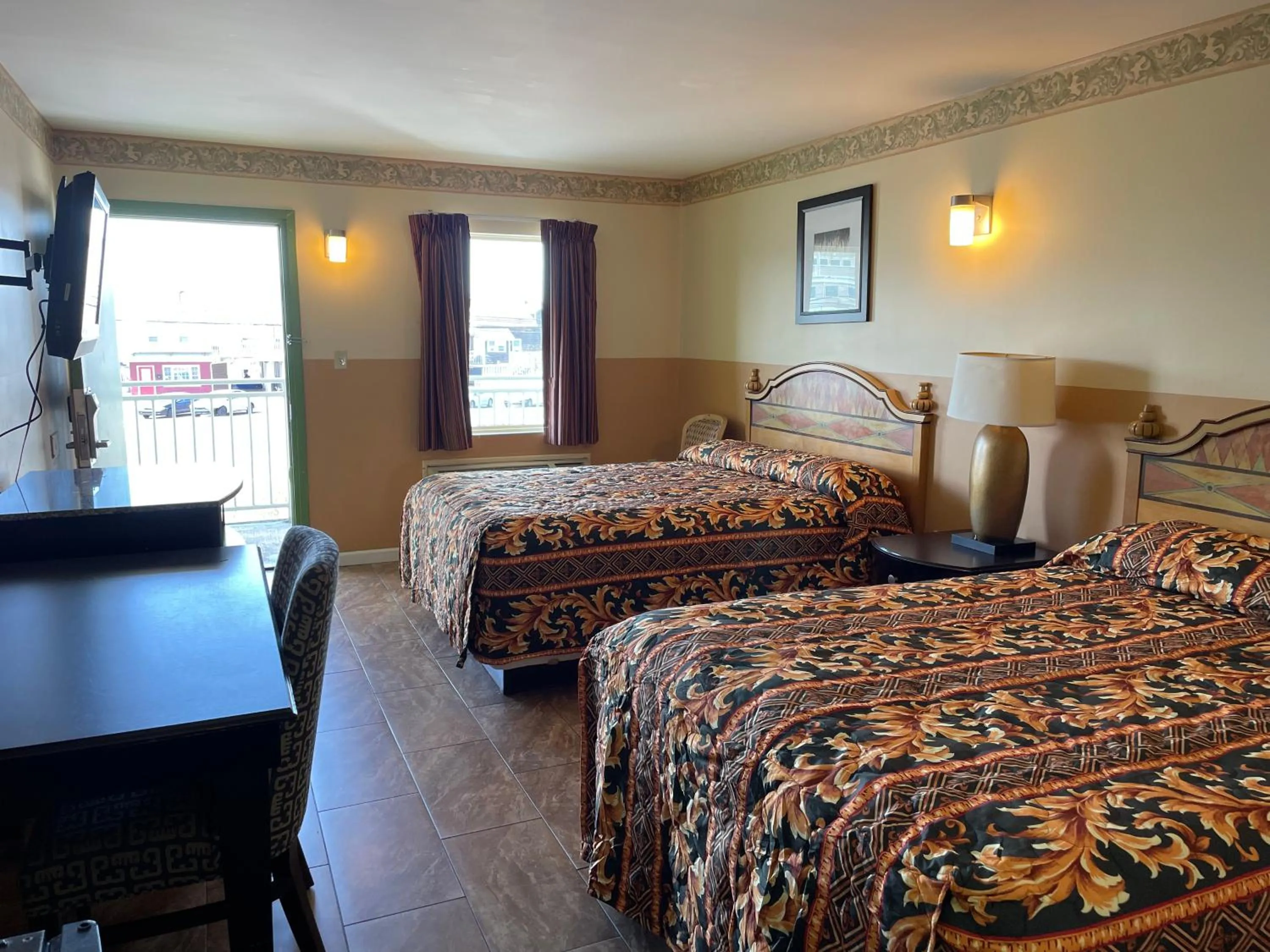 Photo of the whole room, Bed in Sea Palace Inn