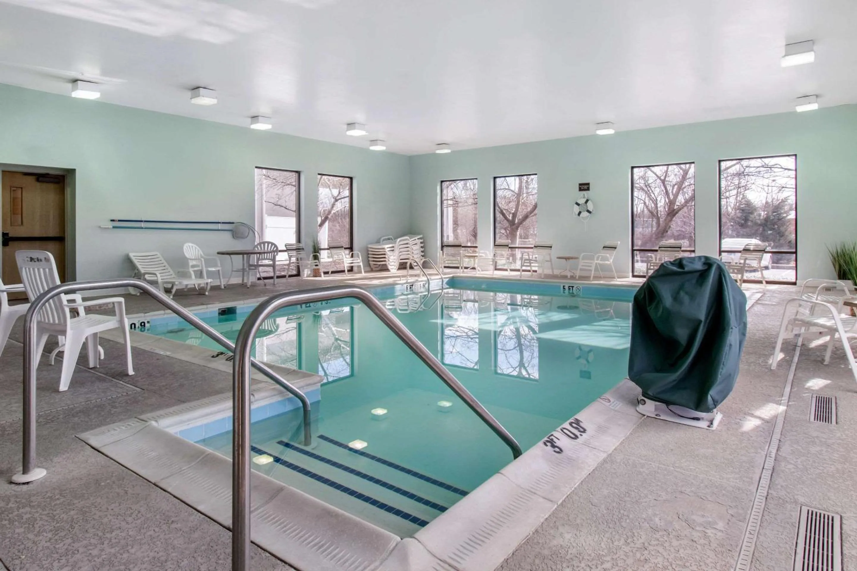 Swimming pool in Sleep Inn Carlisle South