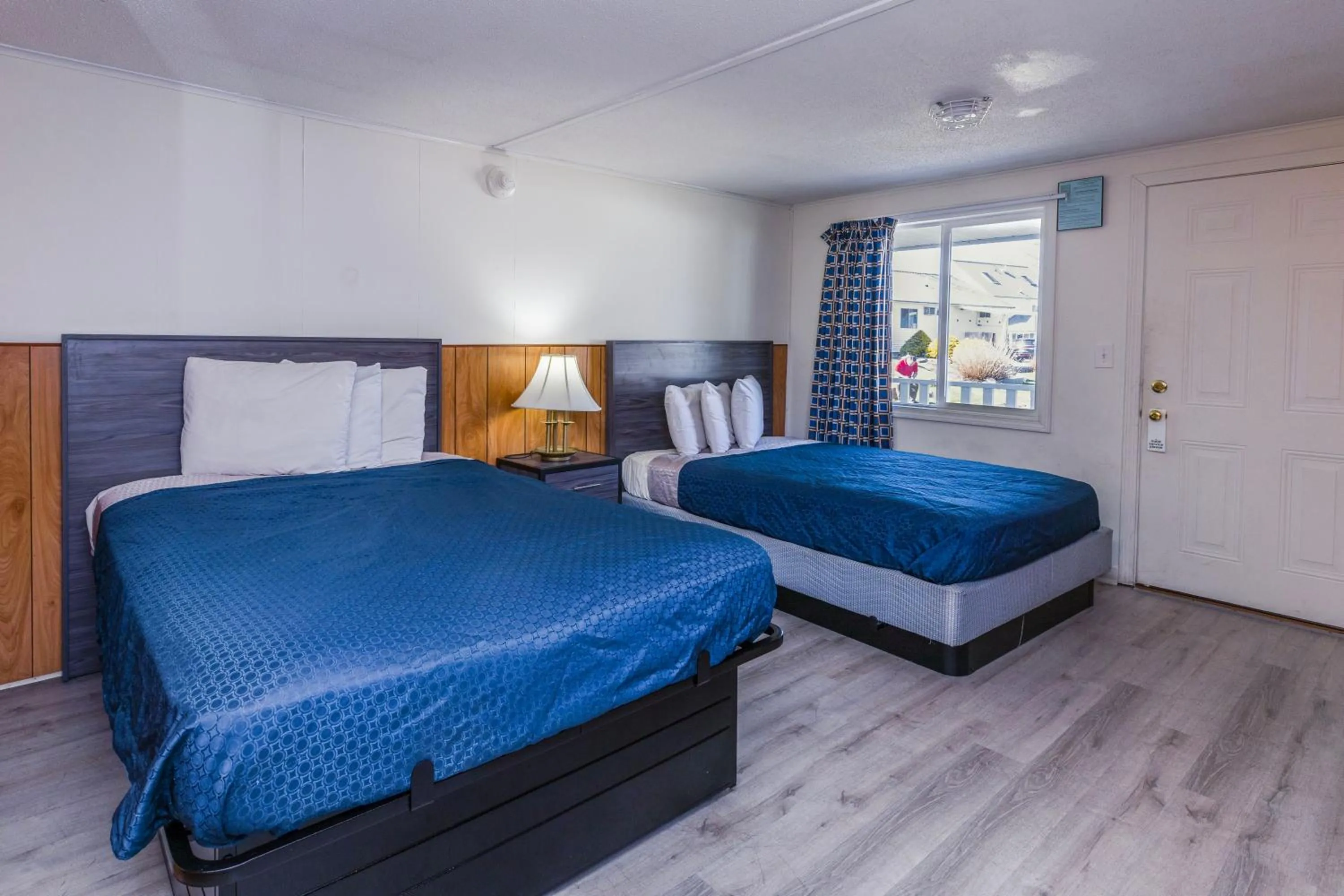 Bed in Ne'r Beach Motel