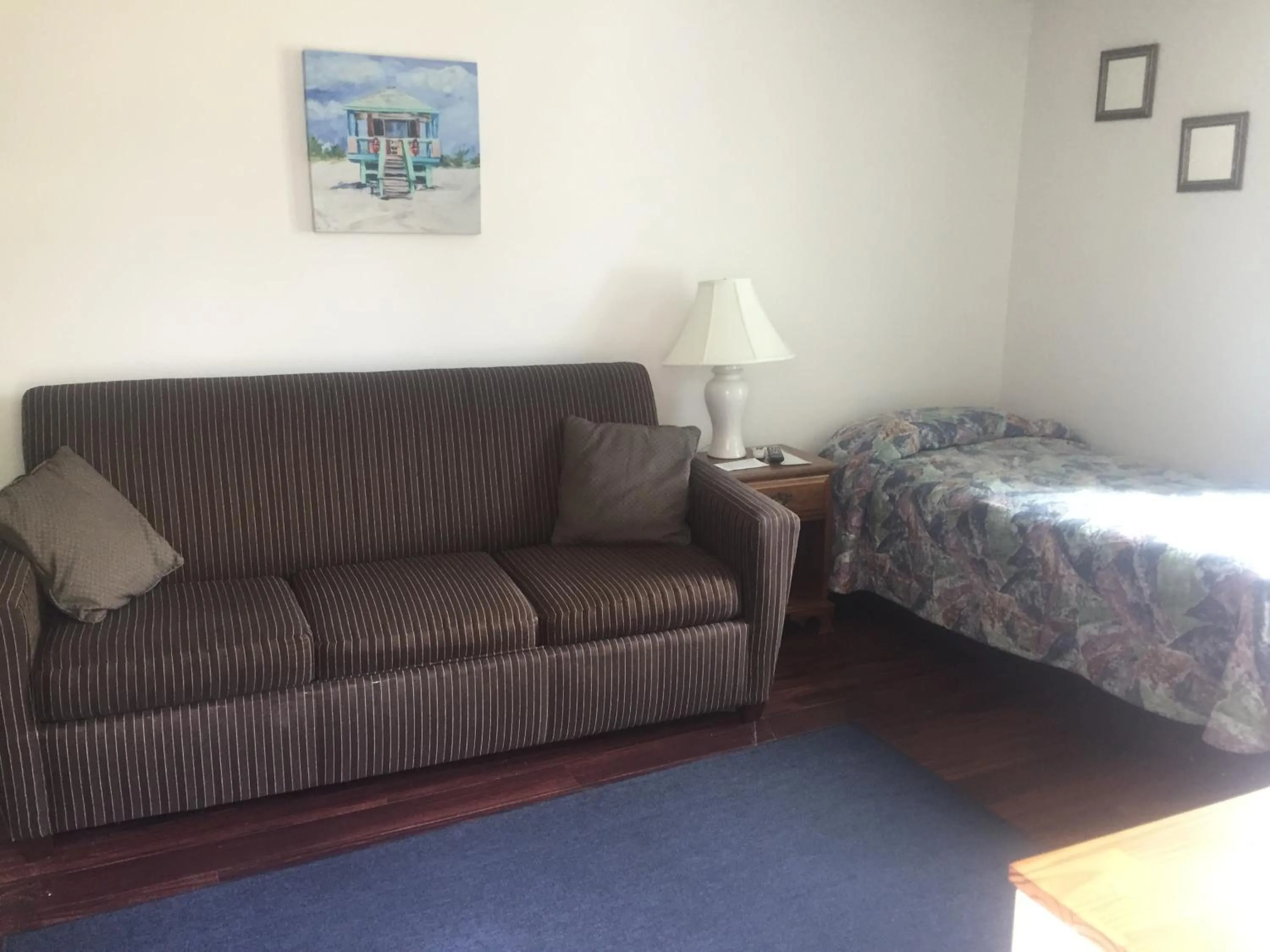 Bed in Ne'r Beach Motel