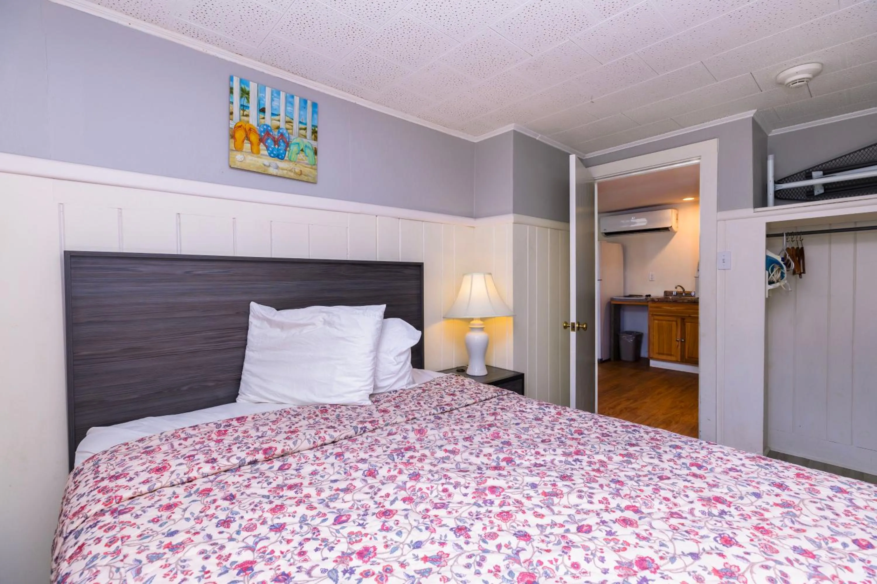 Bed in Ne'r Beach Motel