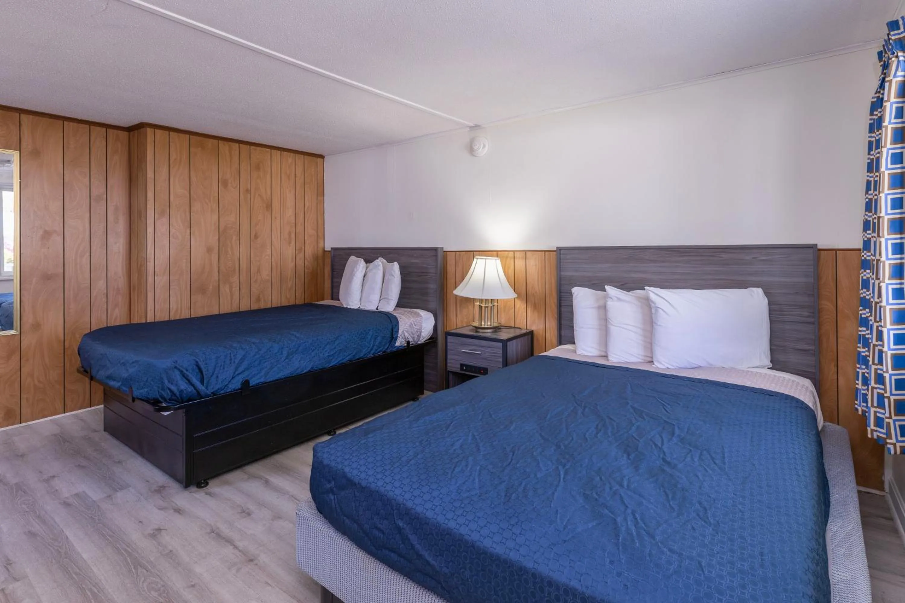 Bed in Ne'r Beach Motel