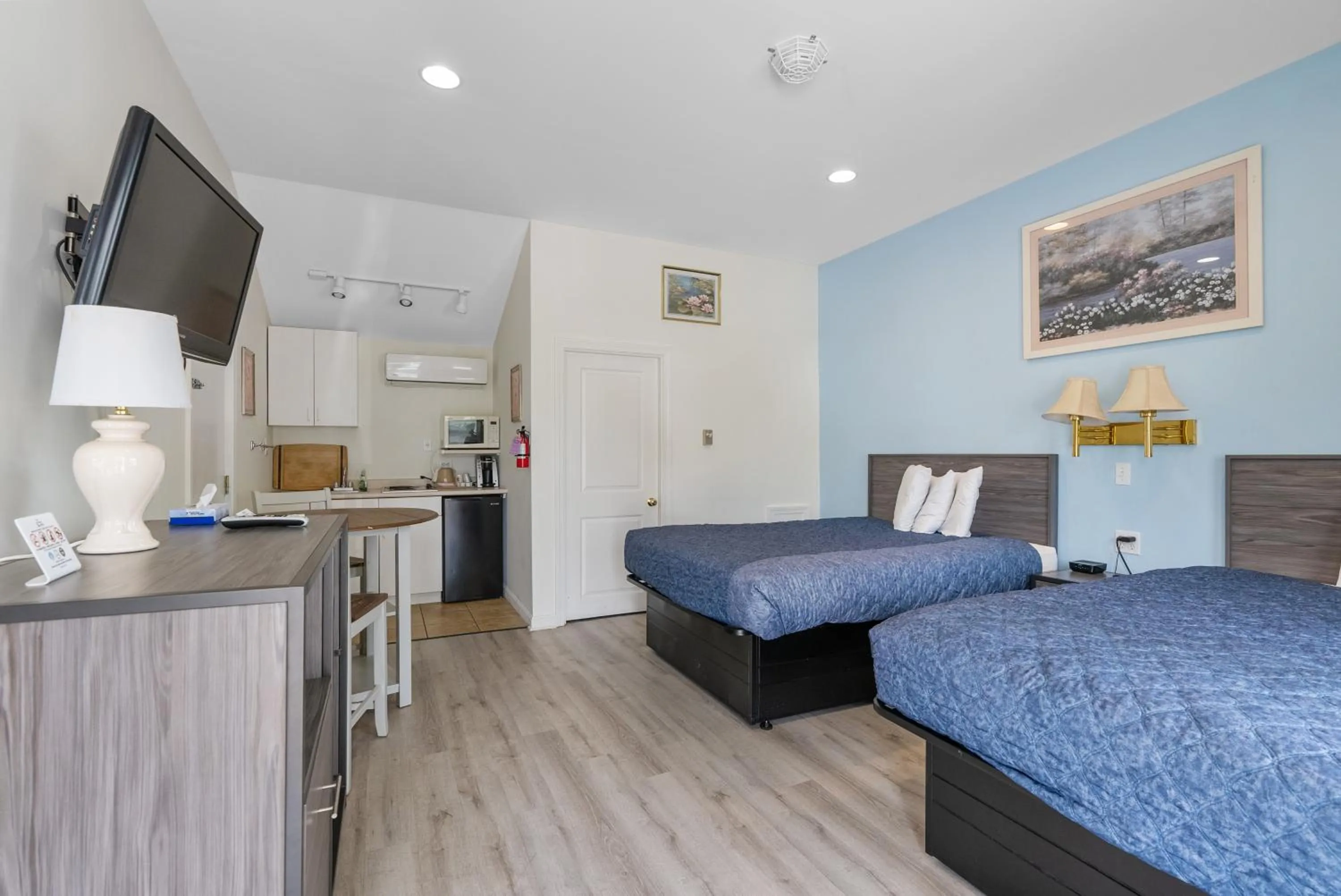 Bed in Ne'r Beach Motel