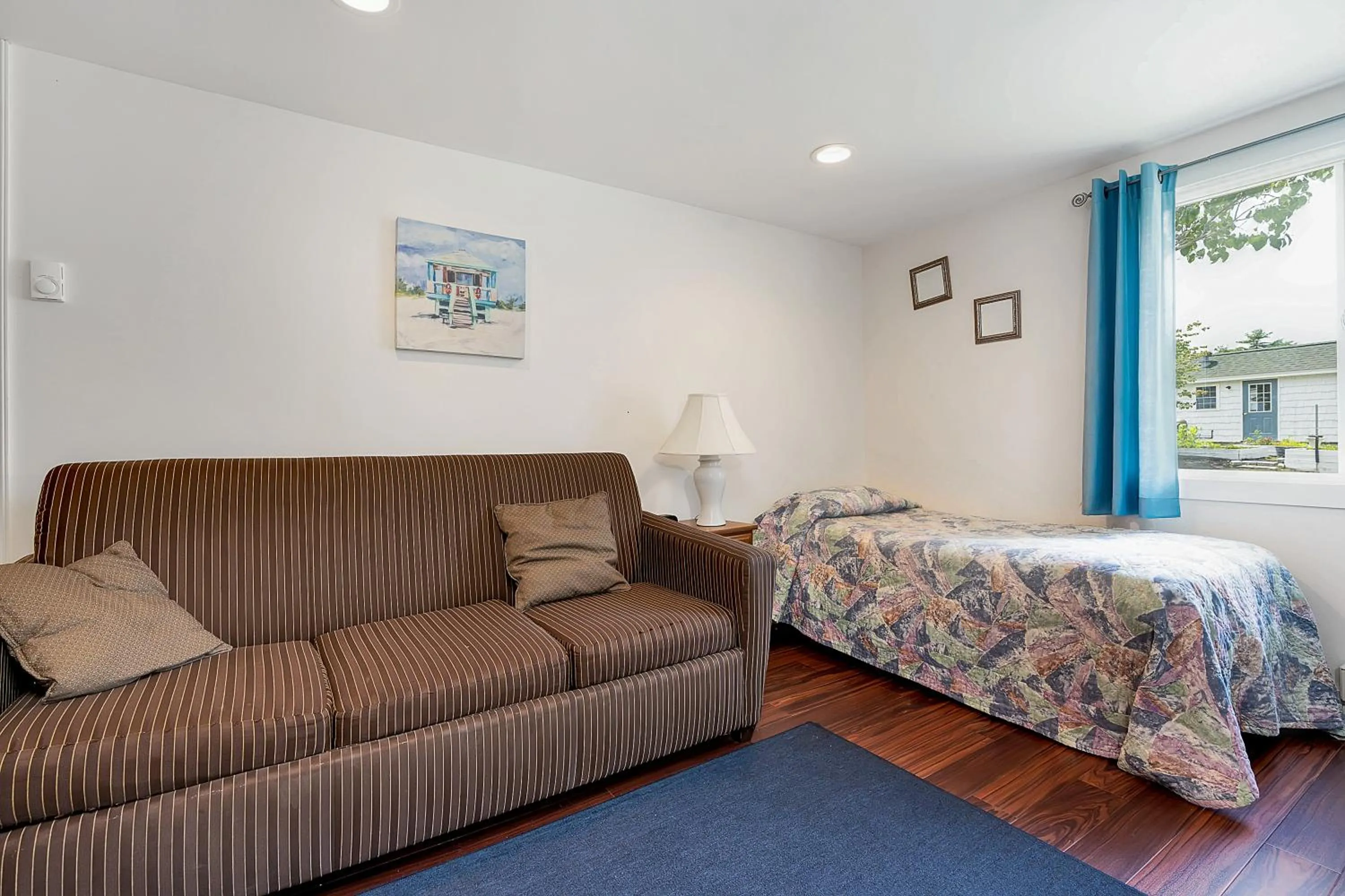 Bed in Ne'r Beach Motel