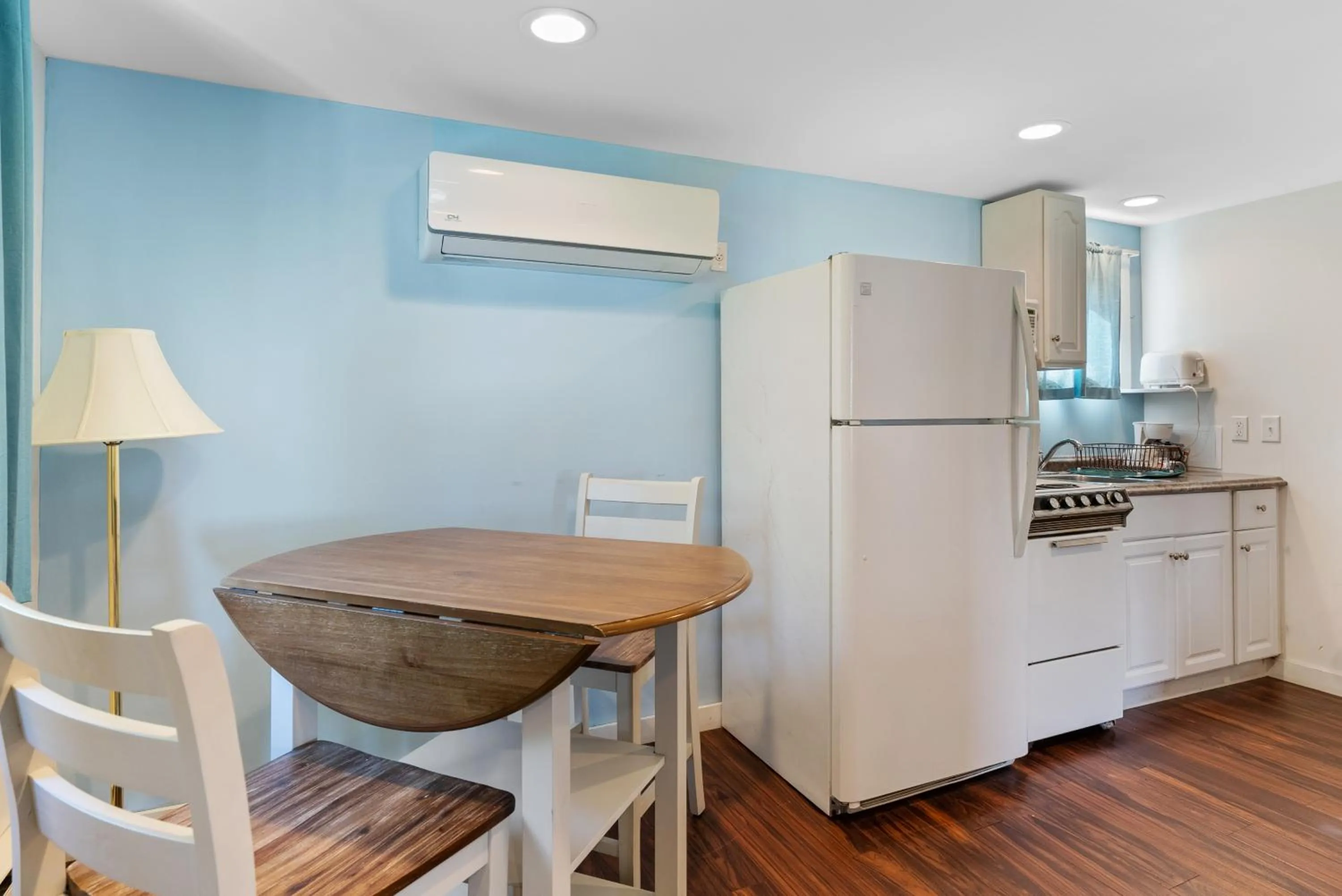 Dining area in Ne'r Beach Motel