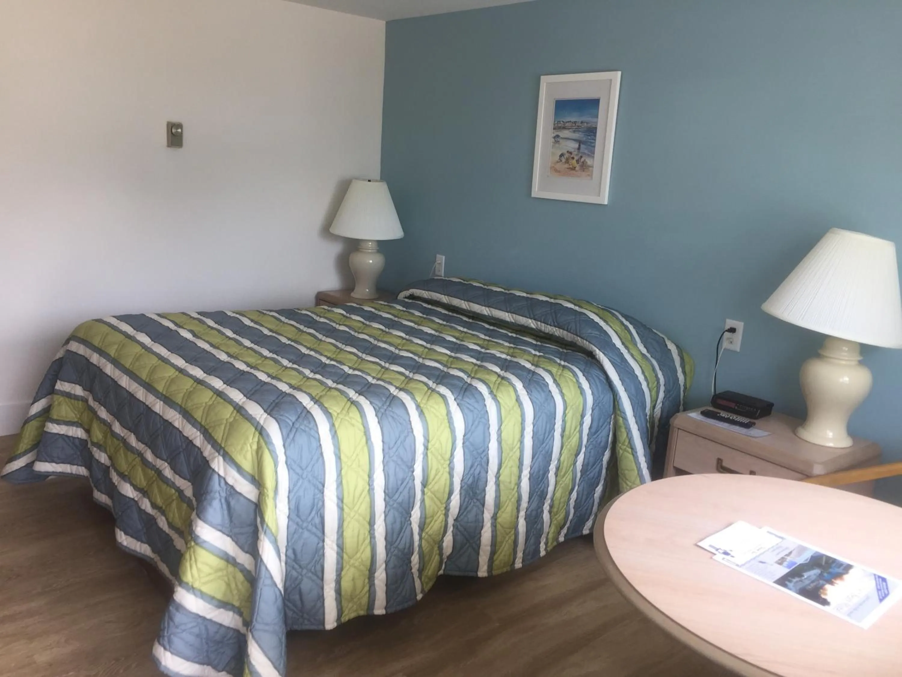 Bed in Ne'r Beach Motel