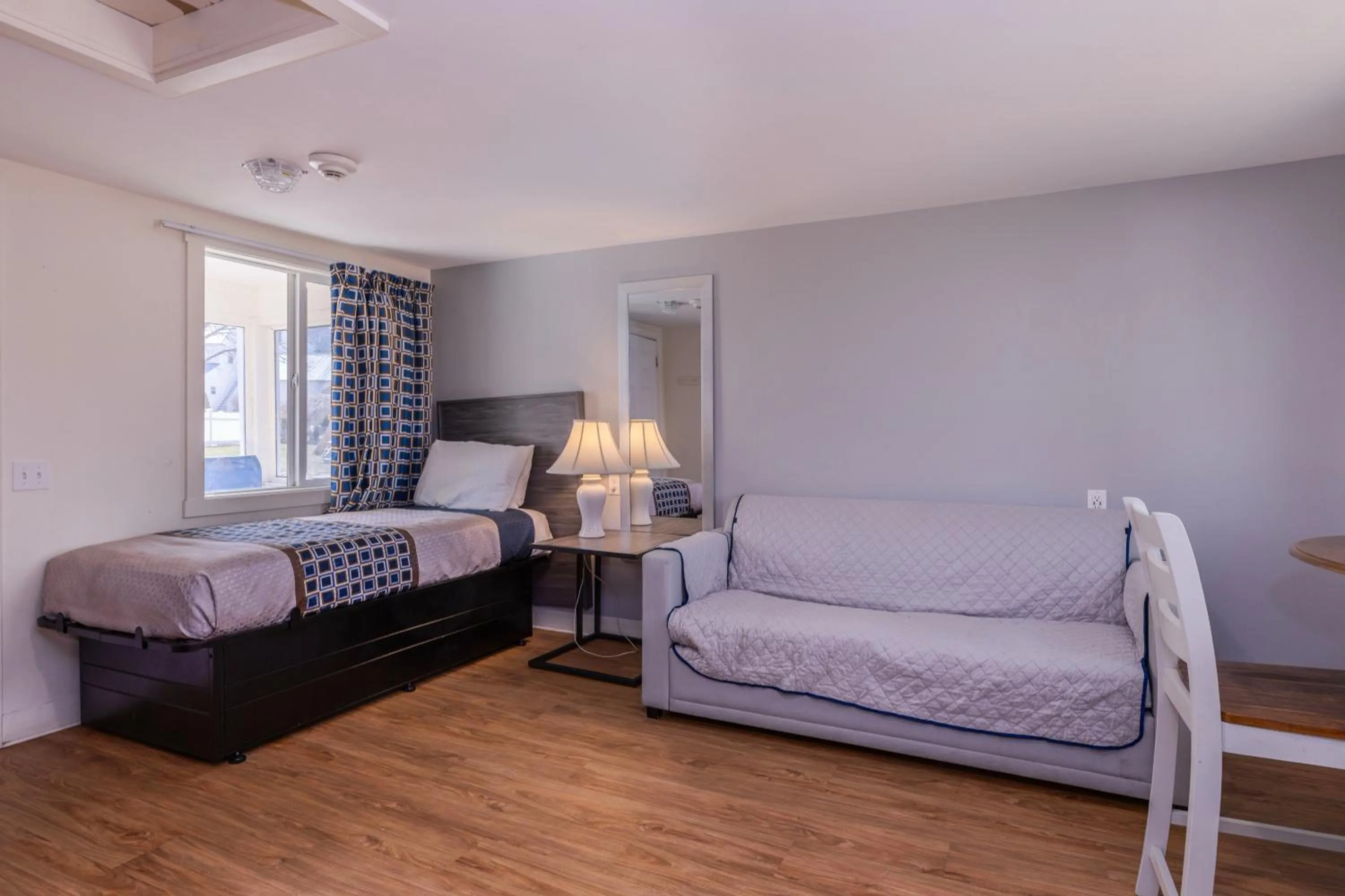 Bed in Ne'r Beach Motel