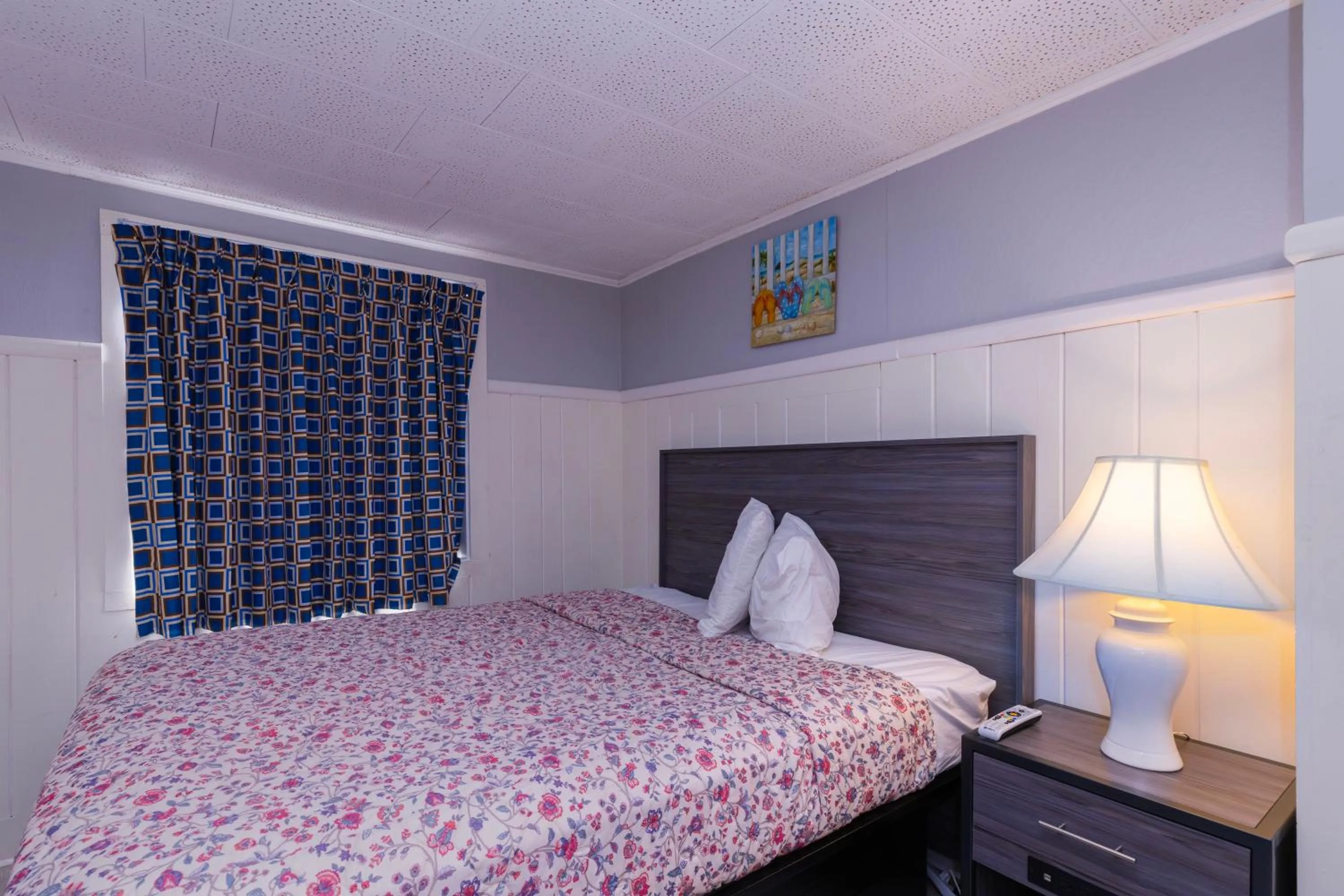 Bed in Ne'r Beach Motel