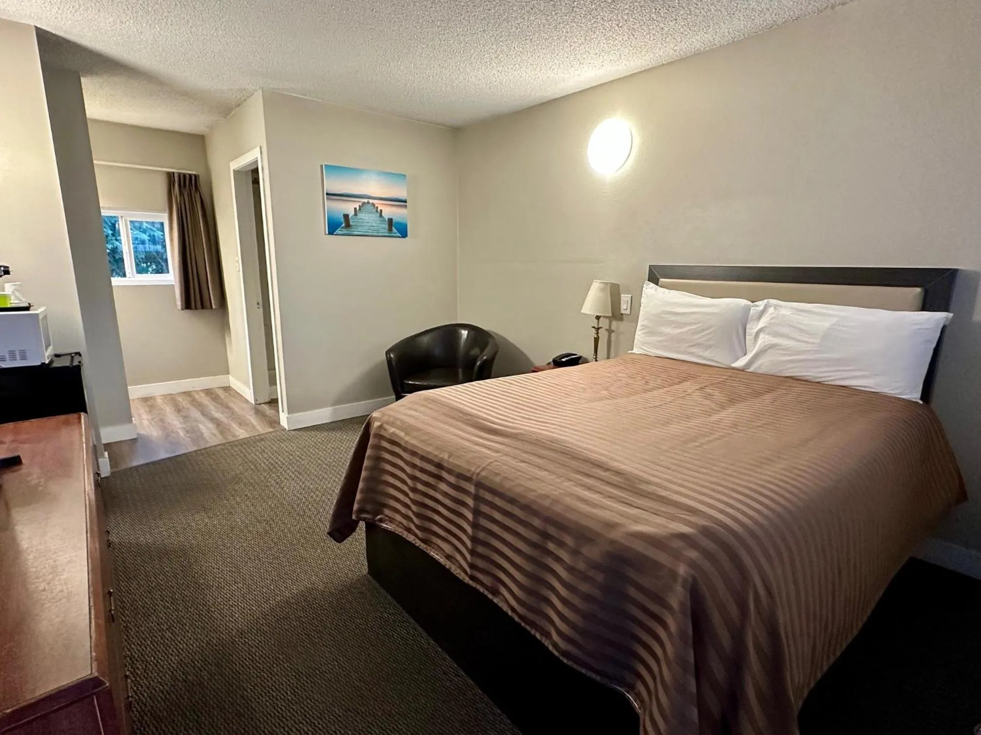 Photo of the whole room, Bed in Valemount Vacation Inn