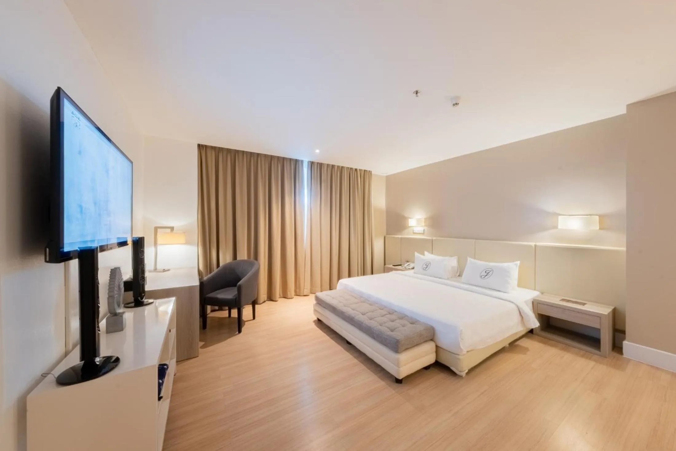 Photo of the whole room, Bed in Grand Jatra Hotel Balikpapan