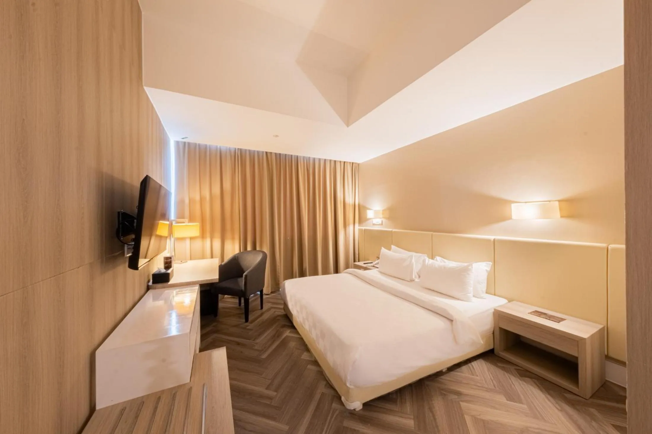 Coffee/tea facilities, Bed in Grand Jatra Hotel Balikpapan