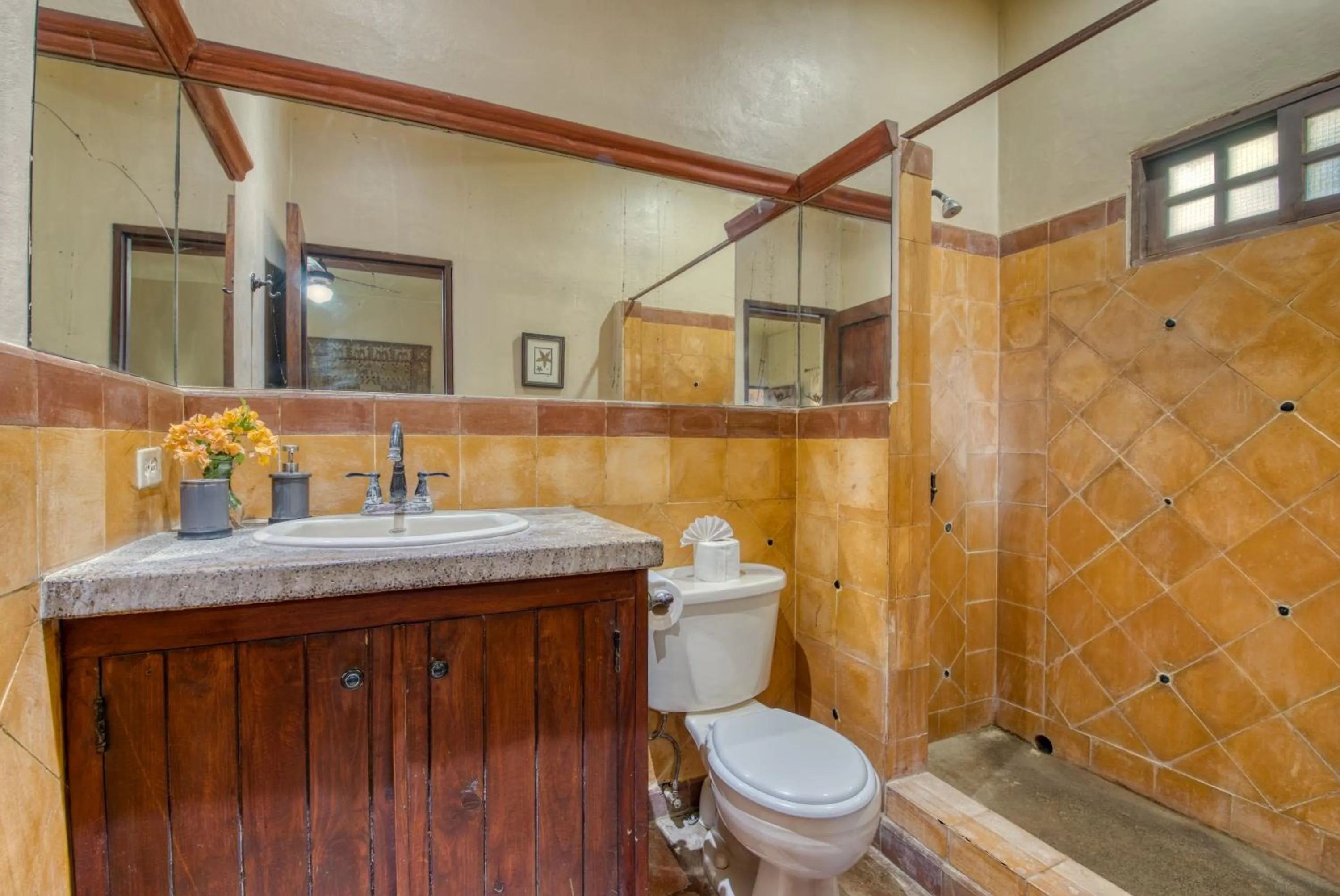 Shower in La Veranera, Playa El Coco