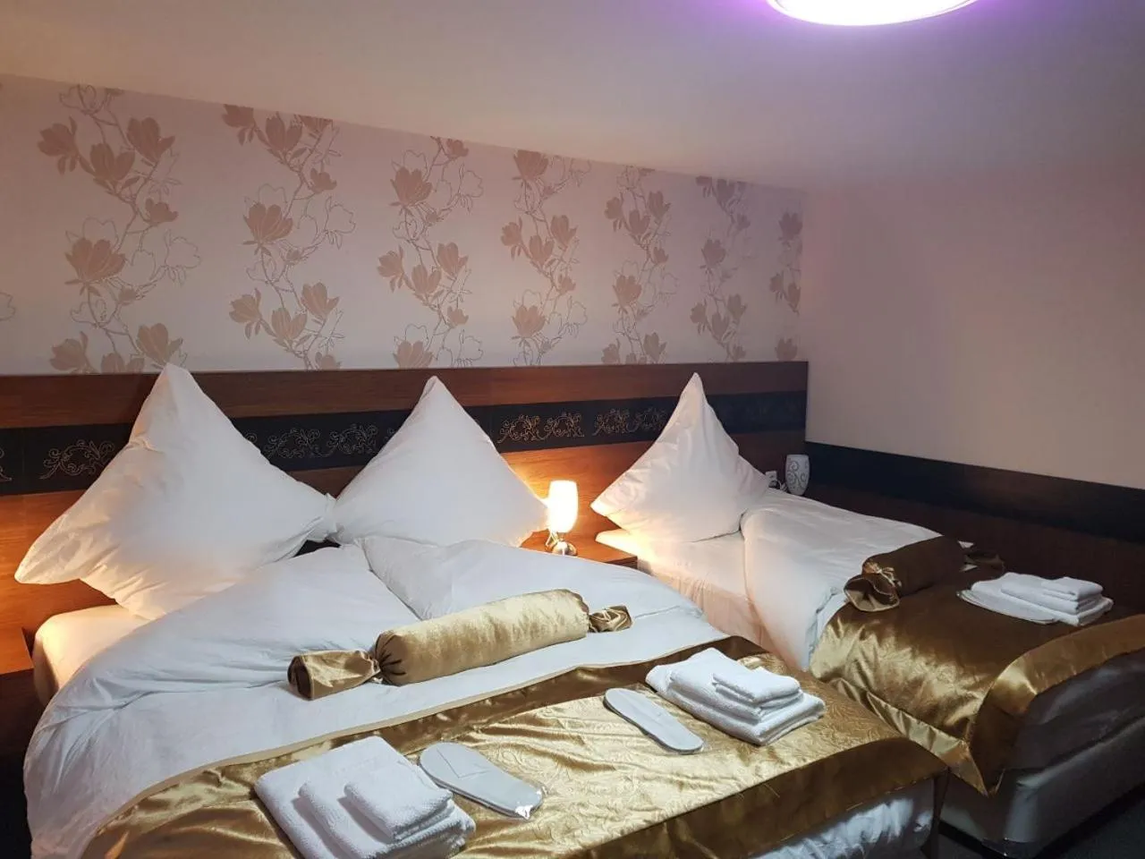 Photo of the whole room, Bed in Hotel im Anker