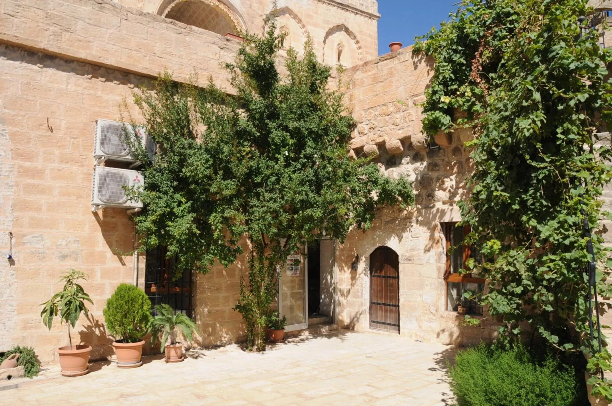 Facade/entrance in Dara Konagı