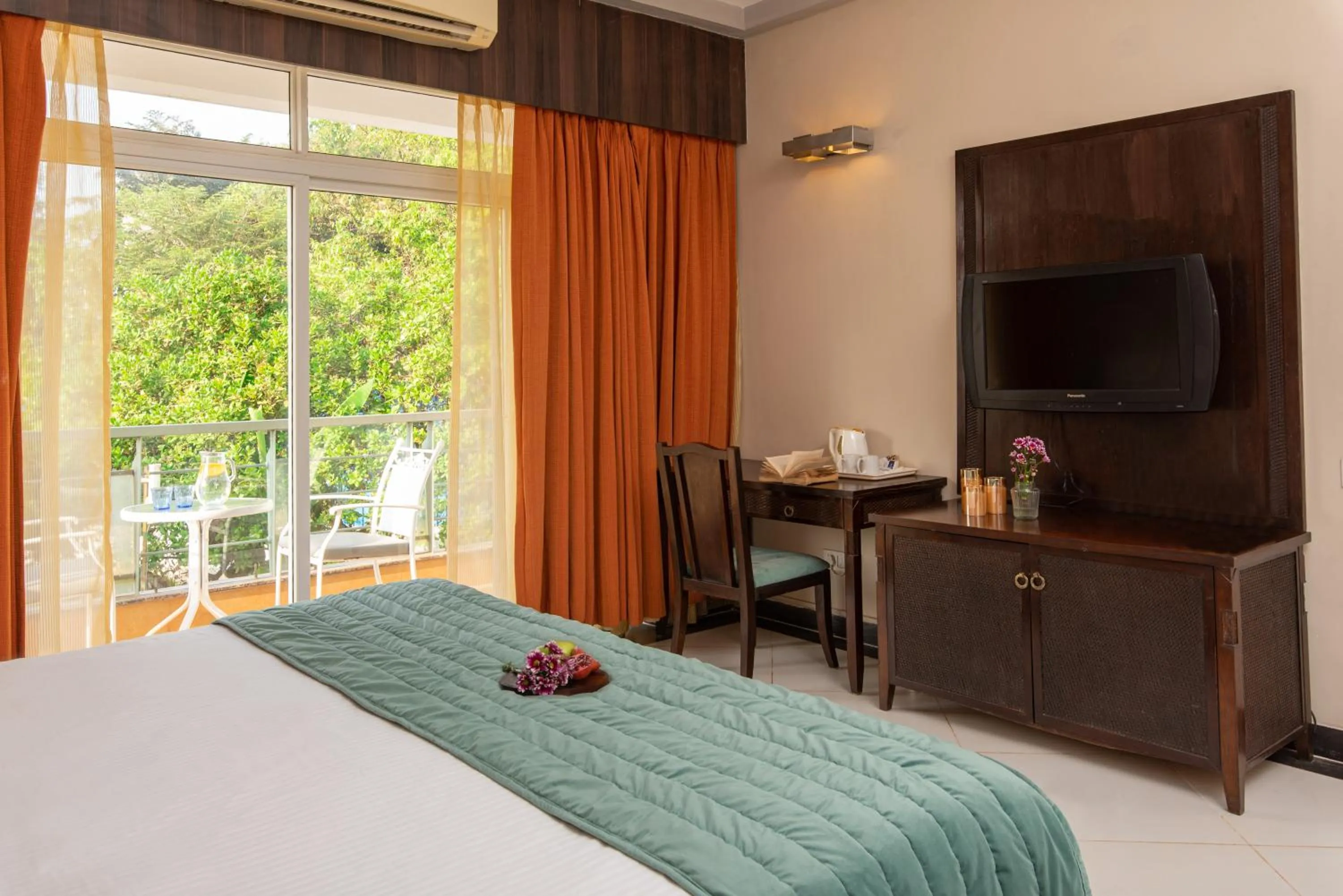 TV and multimedia, TV/Entertainment Center in Living Room by Seasons, Goa