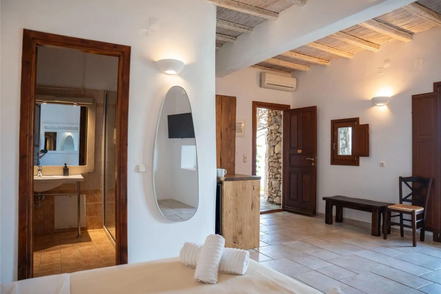 Photo of the whole room, Bed in Albatros Club Mykonos