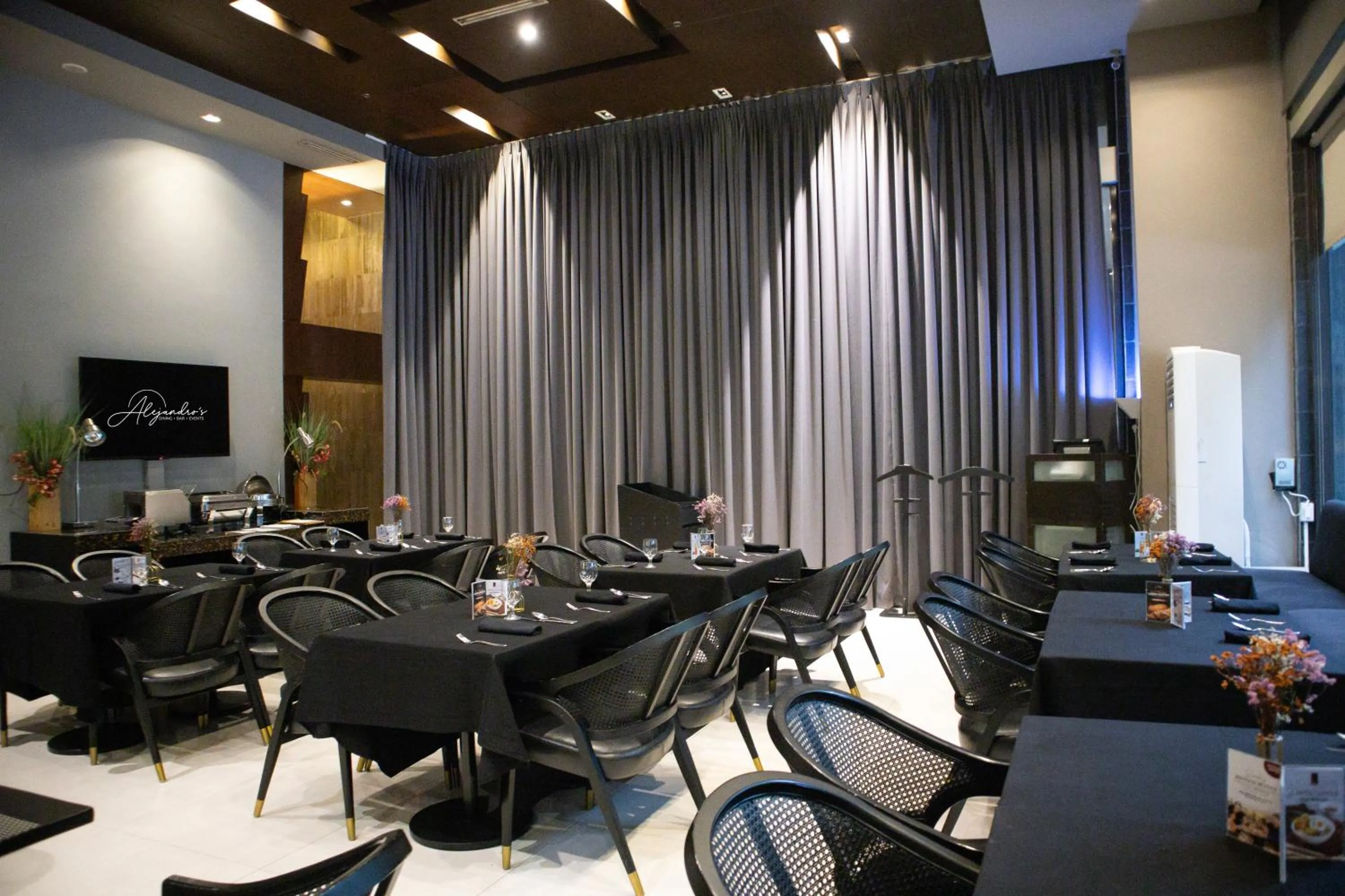 Restaurant/places to eat in The B Hotel Alabang