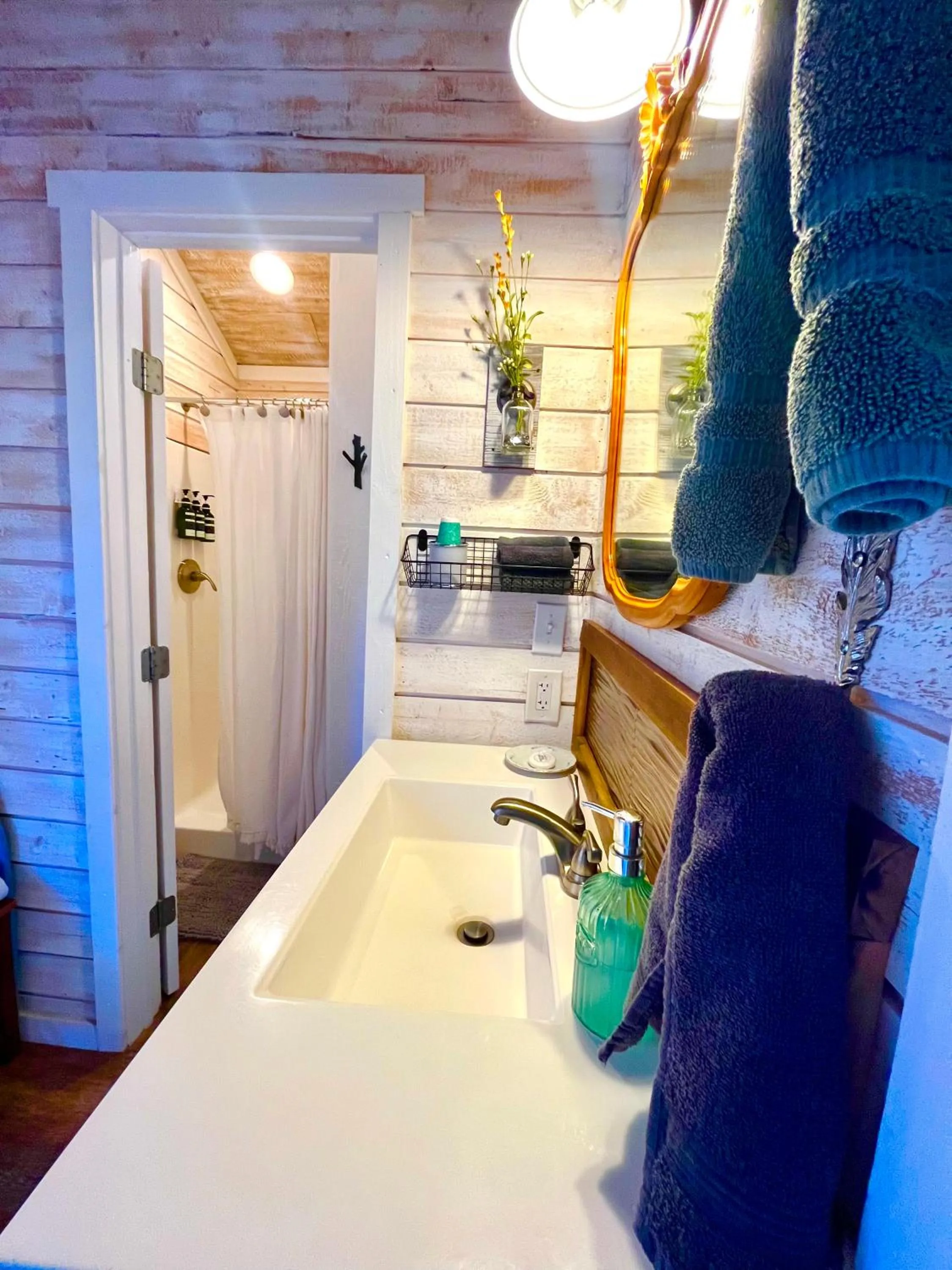 Bathroom, Bed in The Alexander at Creek Road
