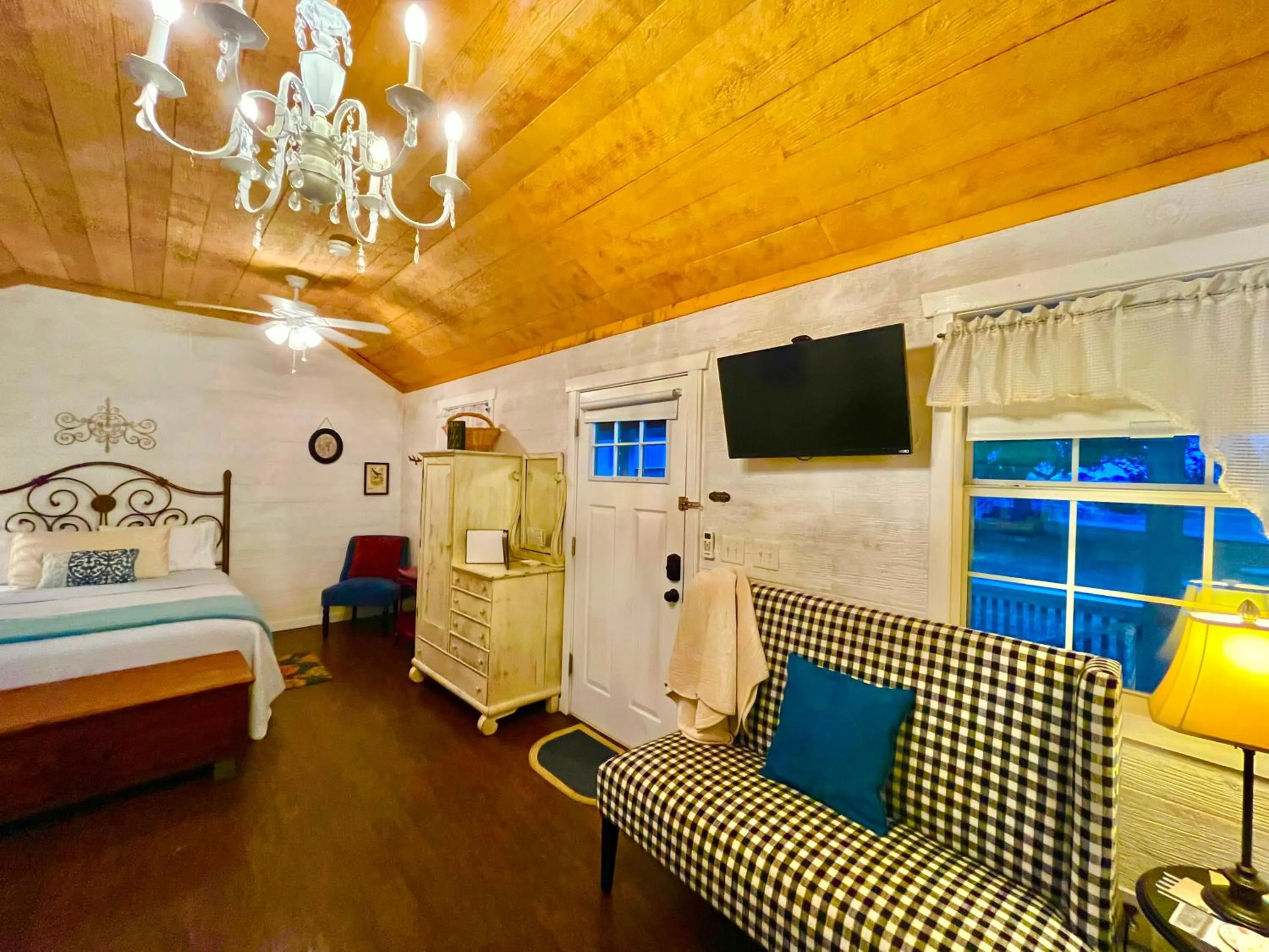 Bedroom, Bed in The Alexander at Creek Road