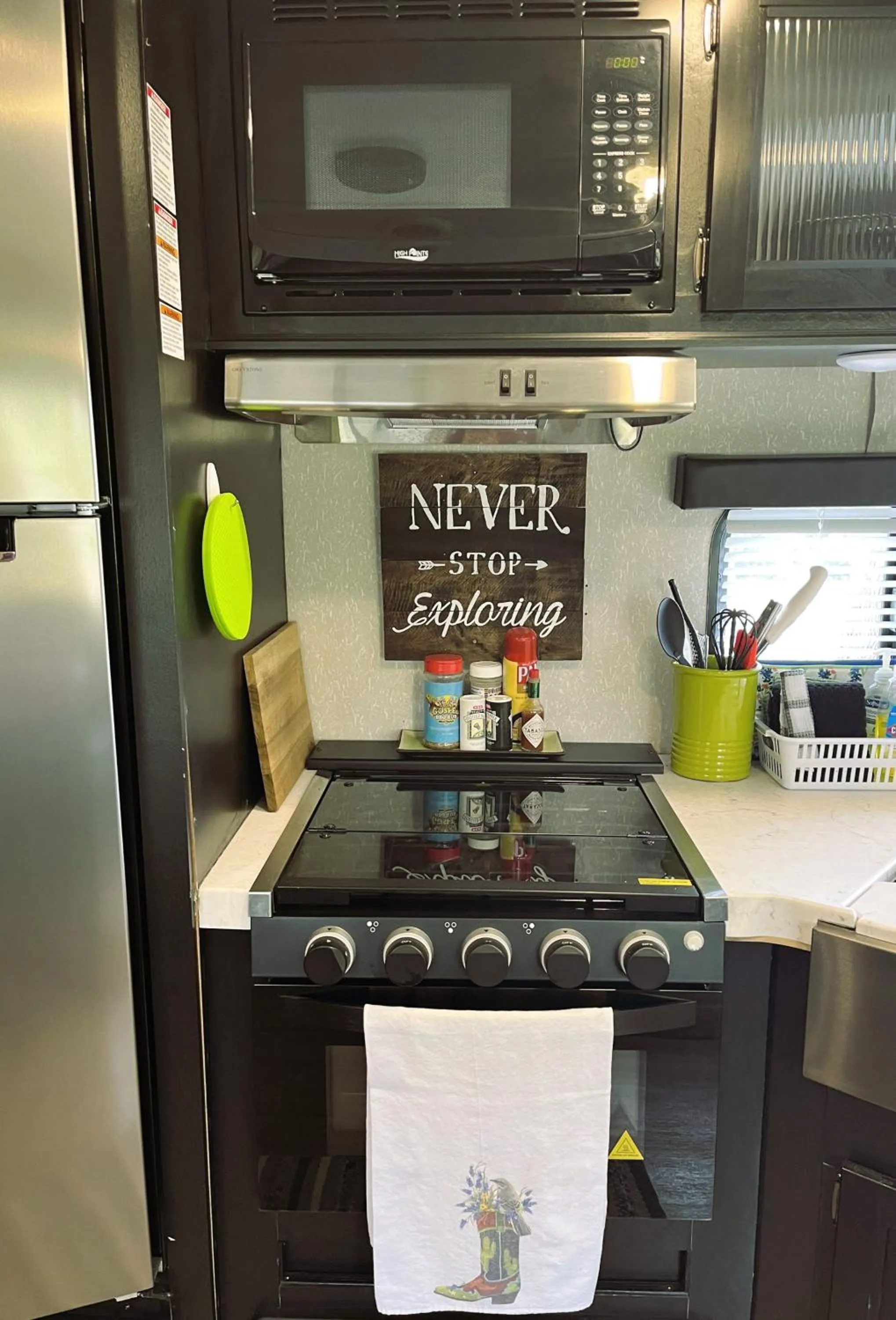Kitchen or kitchenette in The Alexander at Creek Road
